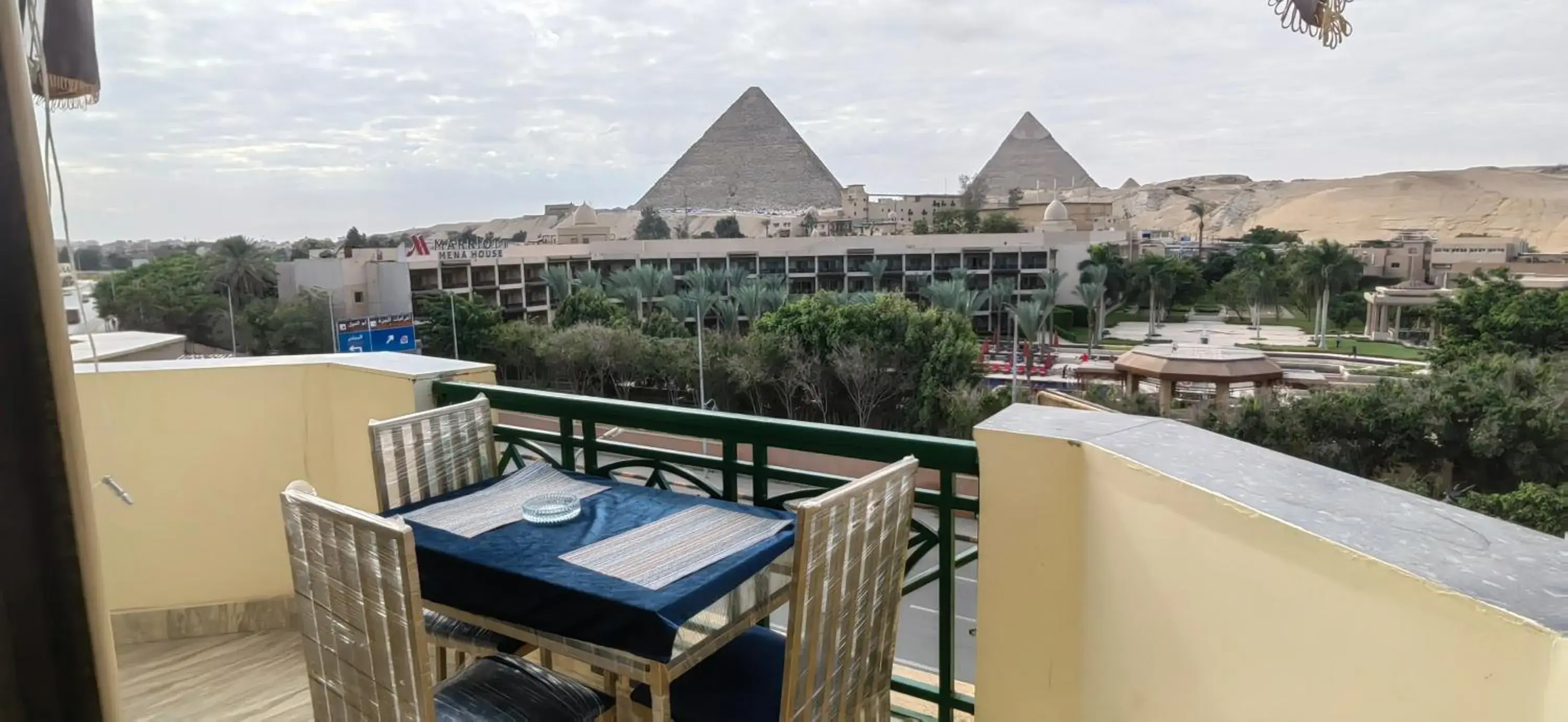 Restaurant/places to eat in Regency Pyramids Hotel Restaurant/places to eat in Regency Pyramids Hotel
