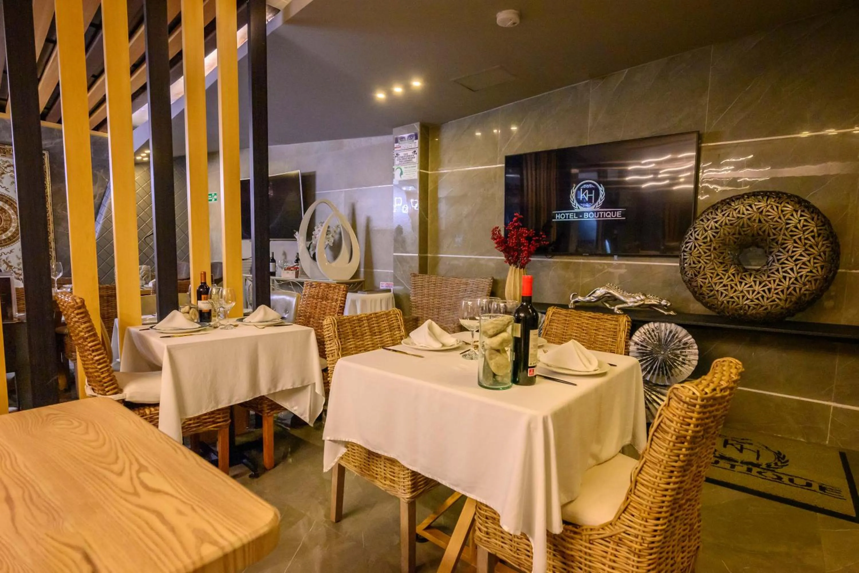 Restaurant/places to eat in KH Hotel Boutique