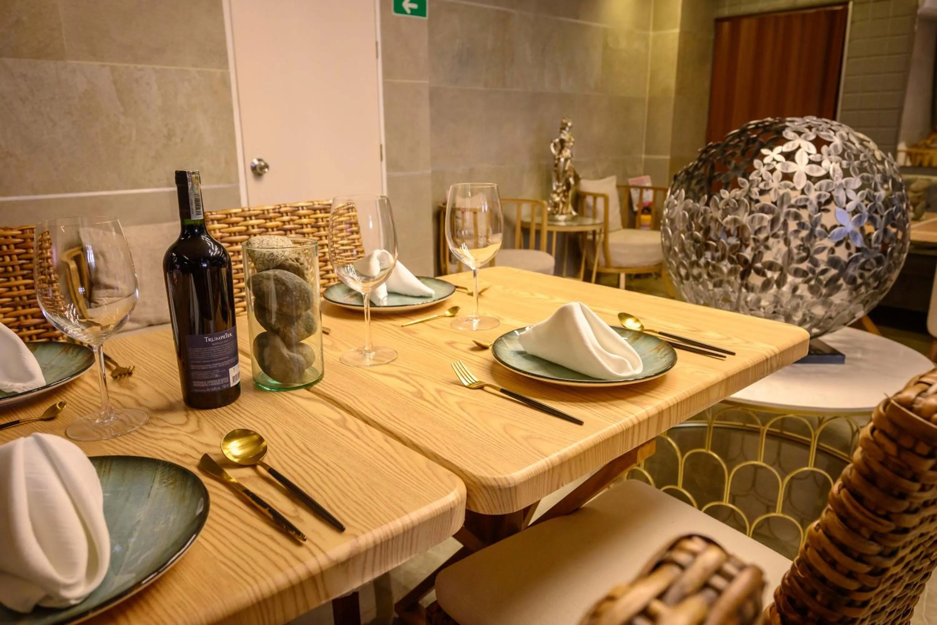 Restaurant/places to eat in KH Hotel Boutique