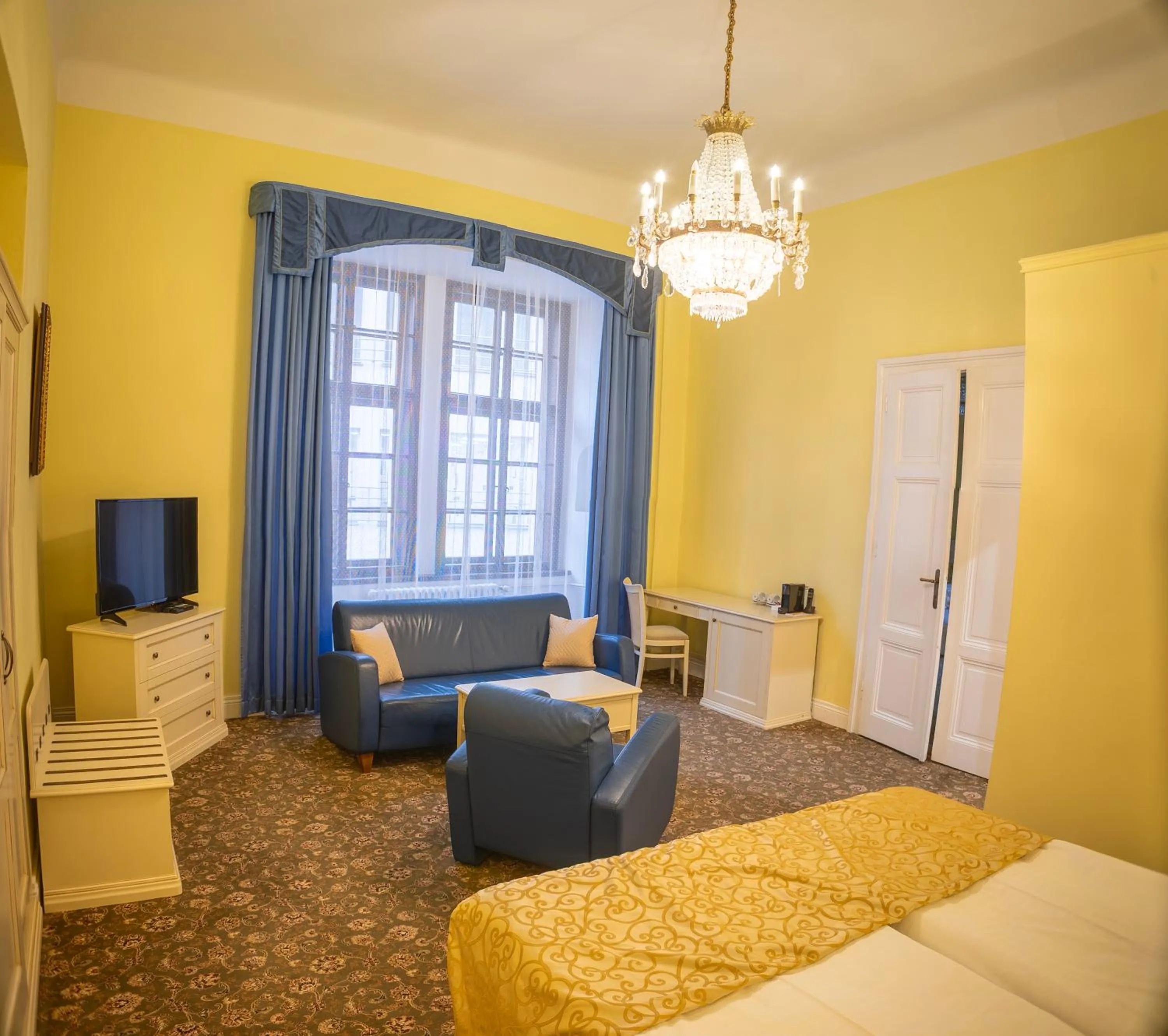 Seating area, Bed in Hotel Metamorphis