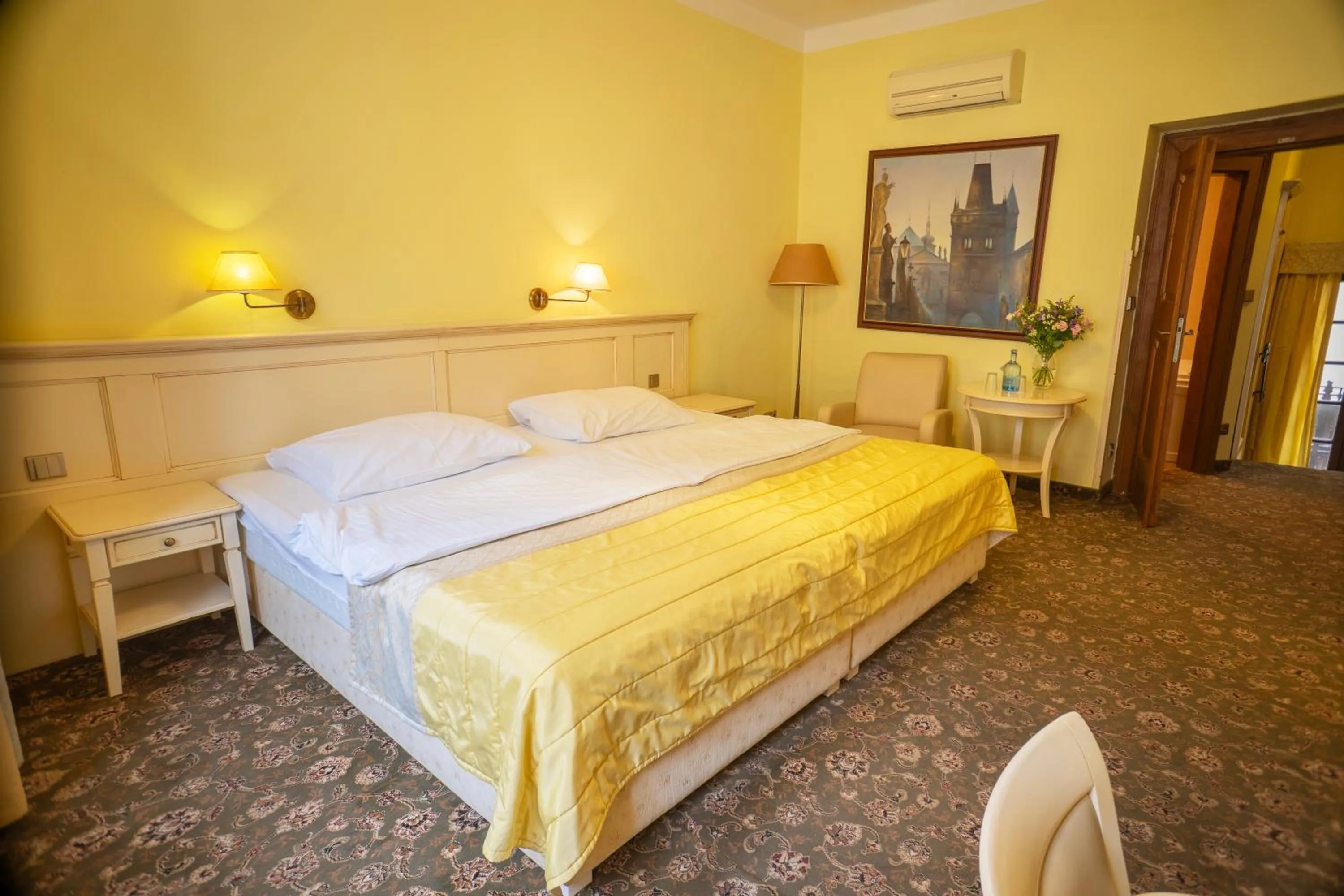 Bedroom, Bed in Hotel Metamorphis