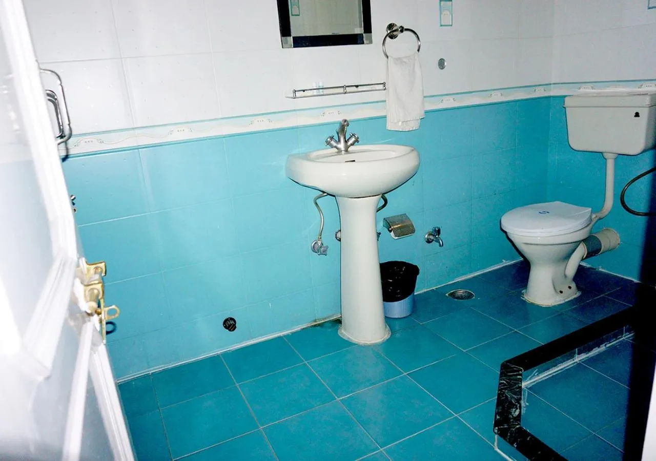 Bathroom in Hotel Sanawar View