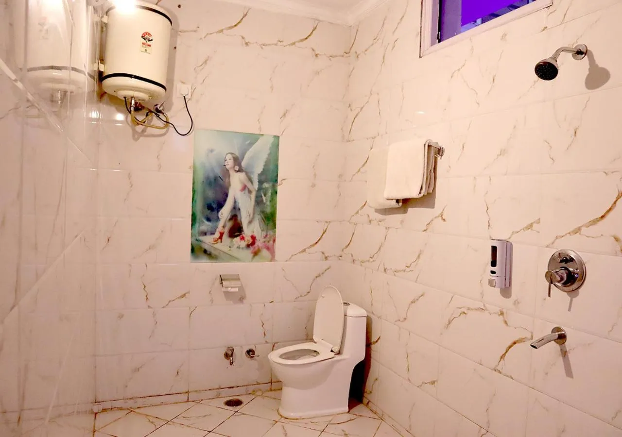 Bathroom in Hotel Sanawar View
