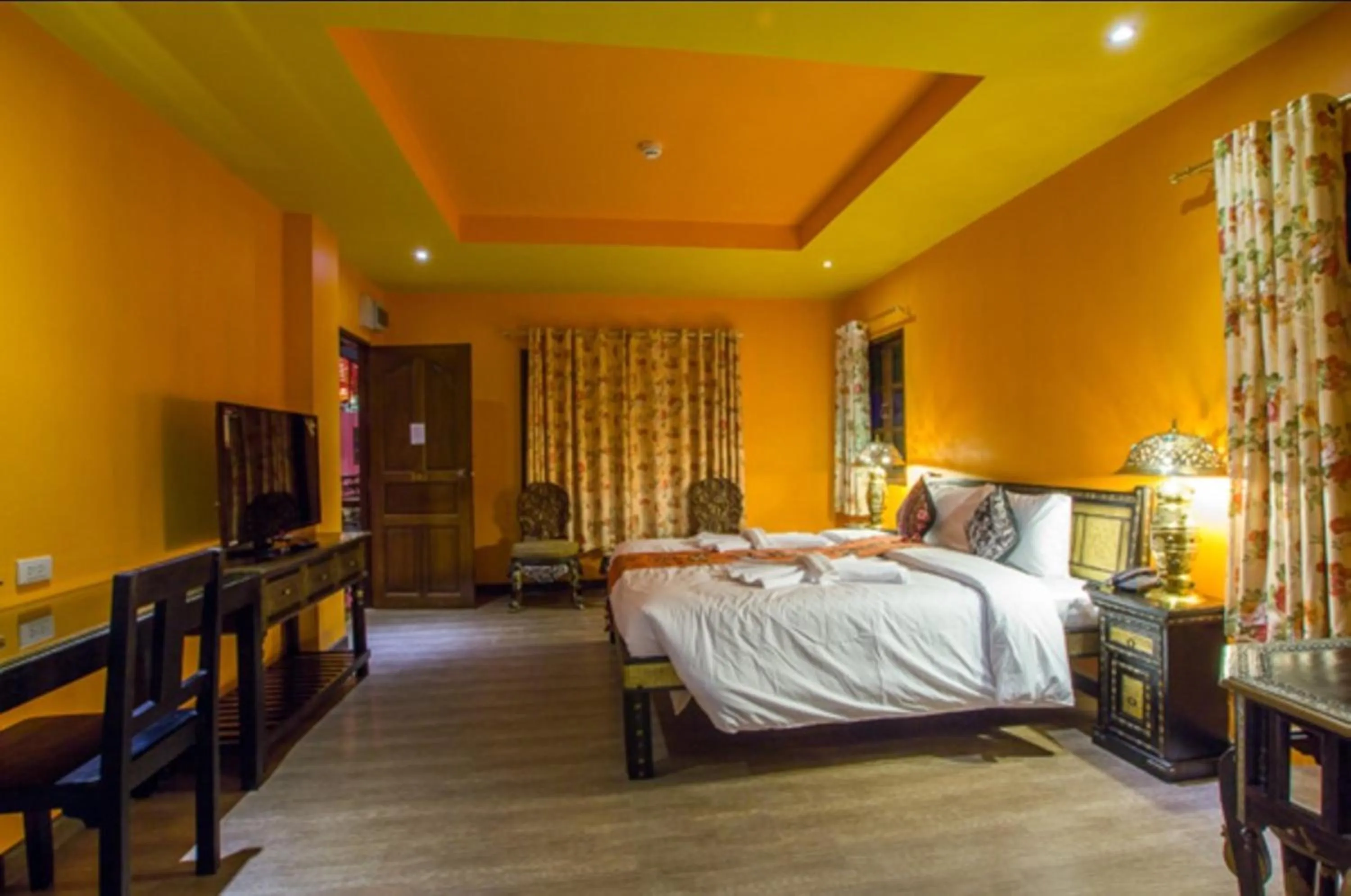Photo of the whole room, Bed in Changpuak Boutique House