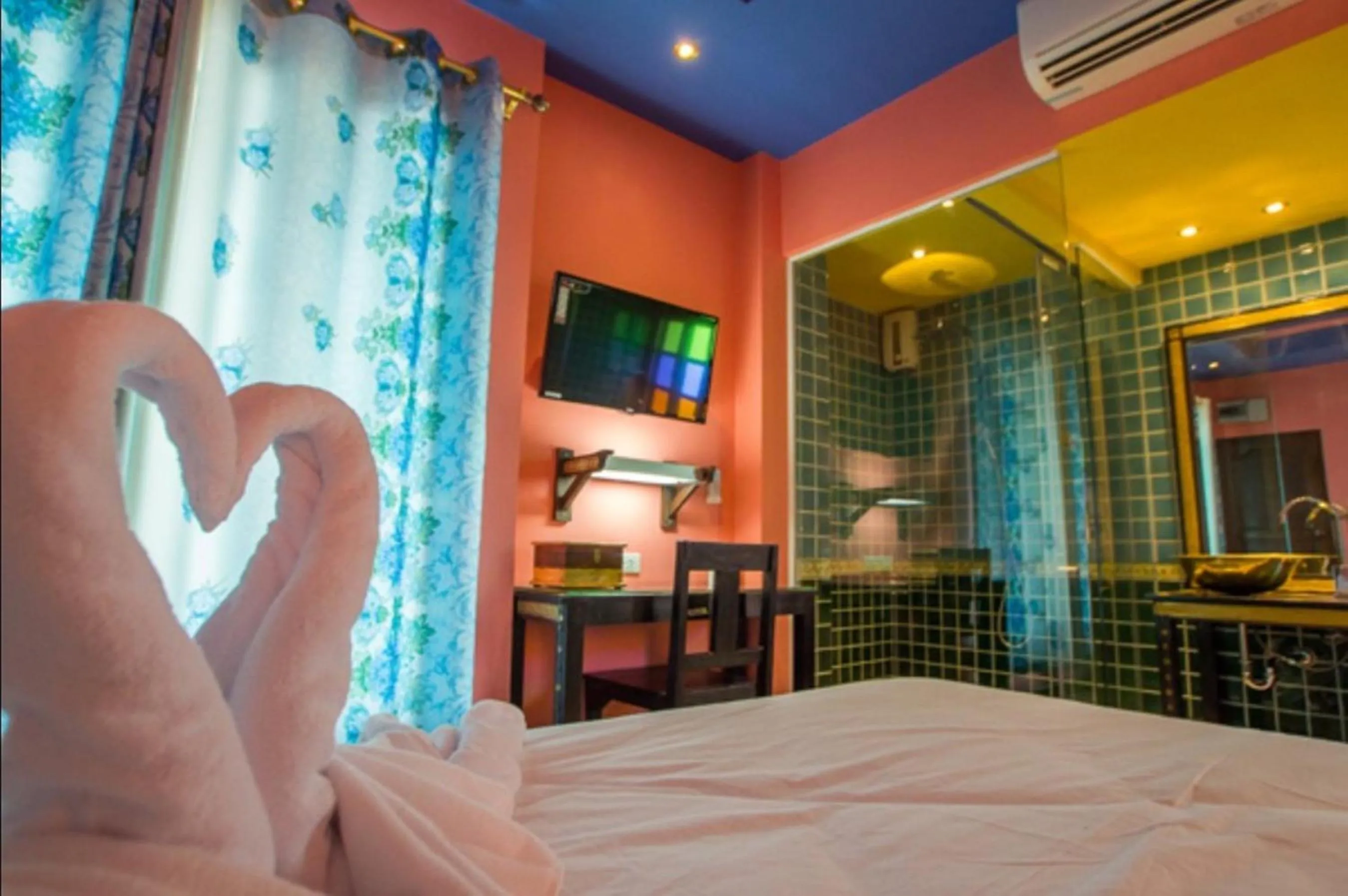 Photo of the whole room, Bed in Changpuak Boutique House