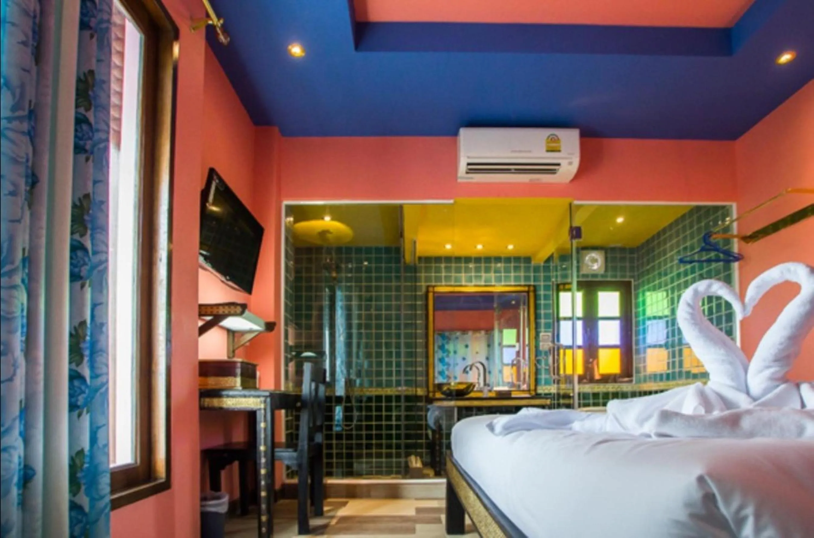 Photo of the whole room, Bed in Changpuak Boutique House