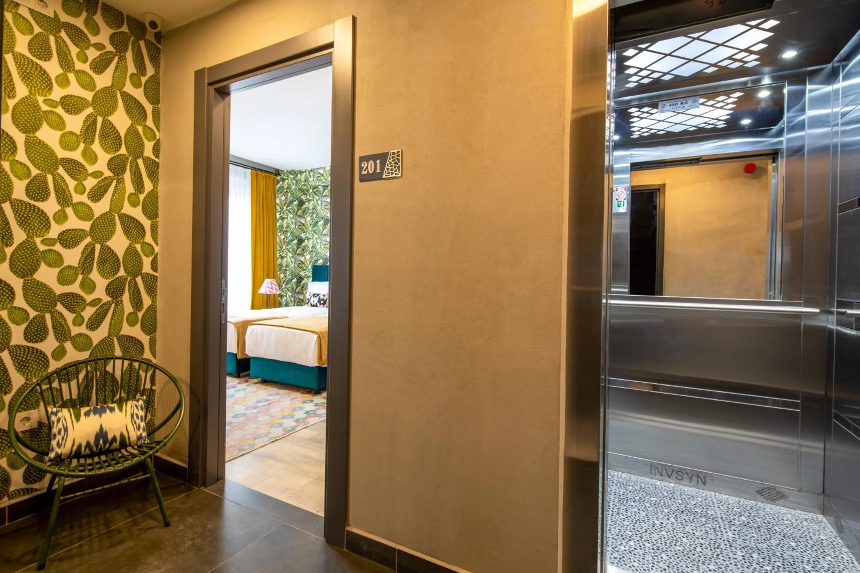 elevator, Bed in Green Parrot Hotel Istanbul