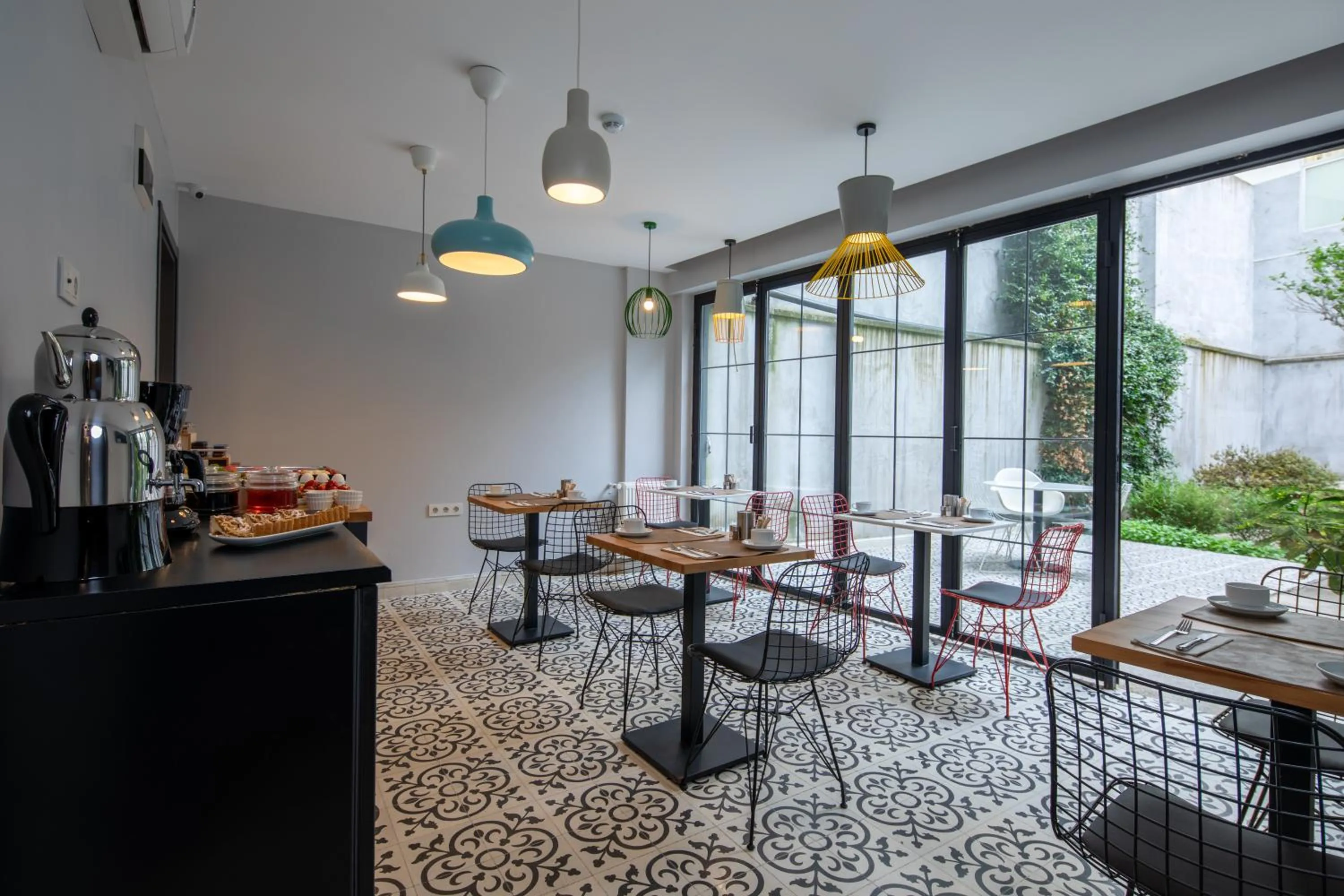 Restaurant/places to eat in Green Parrot Hotel Istanbul