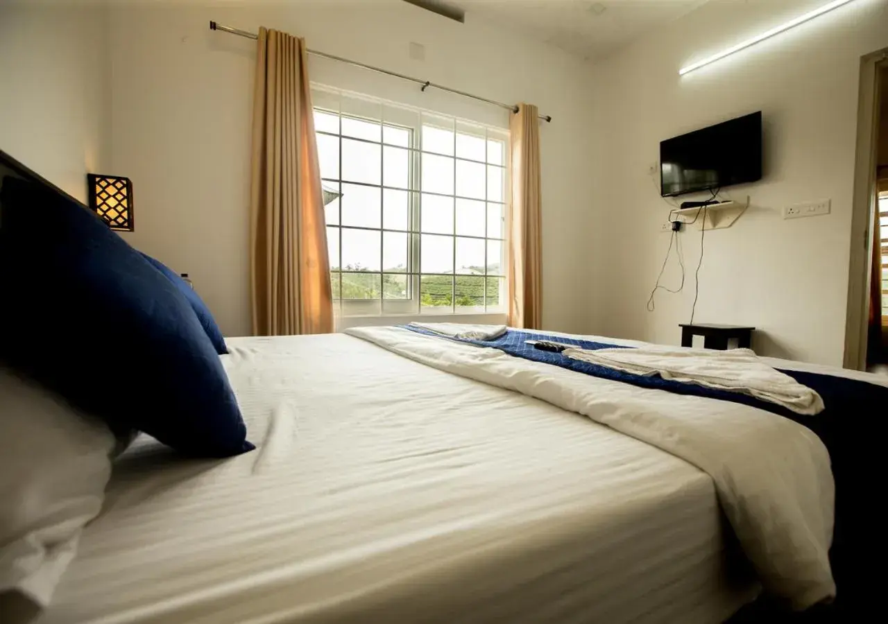 Bedroom, Bed in White Stone Vagamon Hilltop Cottage by VOYE HOMES Bedroom, Bed in White Stone Vagamon Hilltop Cottage by VOYE HOMES