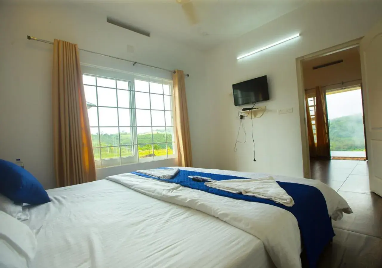 Communal lounge/ TV room, Bed in White Stone Vagamon Hilltop Cottage by VOYE HOMES Communal lounge/ TV room, Bed in White Stone Vagamon Hilltop Cottage by VOYE HOMES