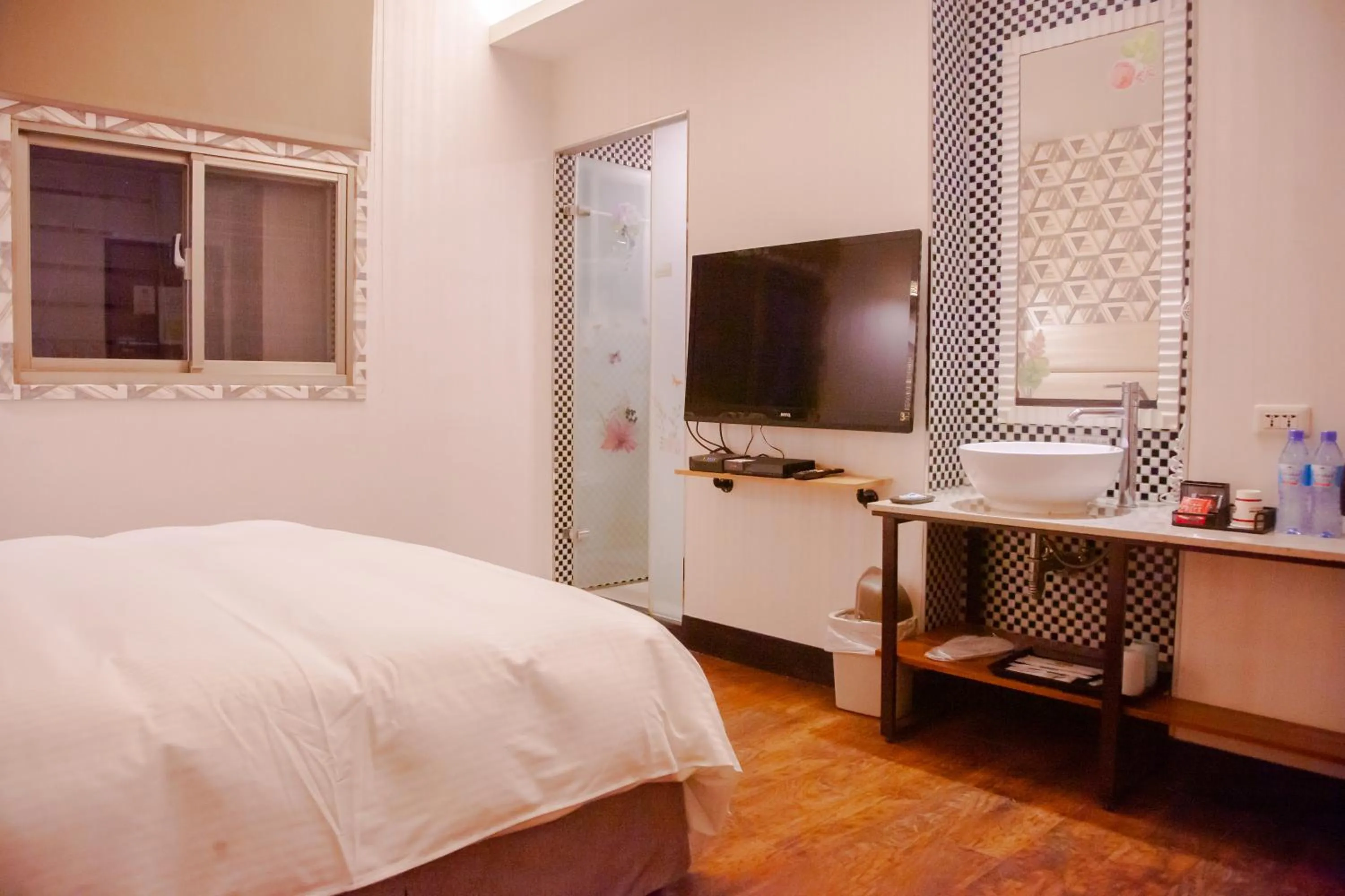 Photo of the whole room, Bed in E-Coast Star Hotel