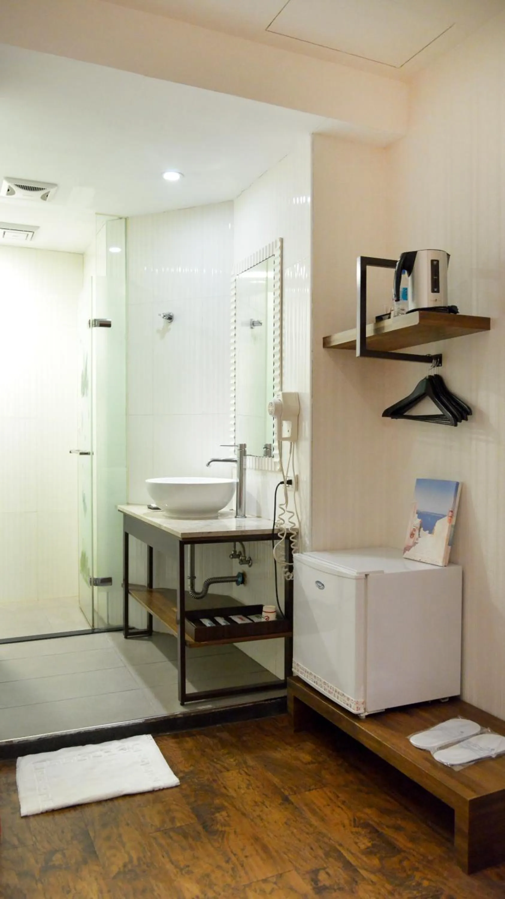 Photo of the whole room in E-Coast Star Hotel