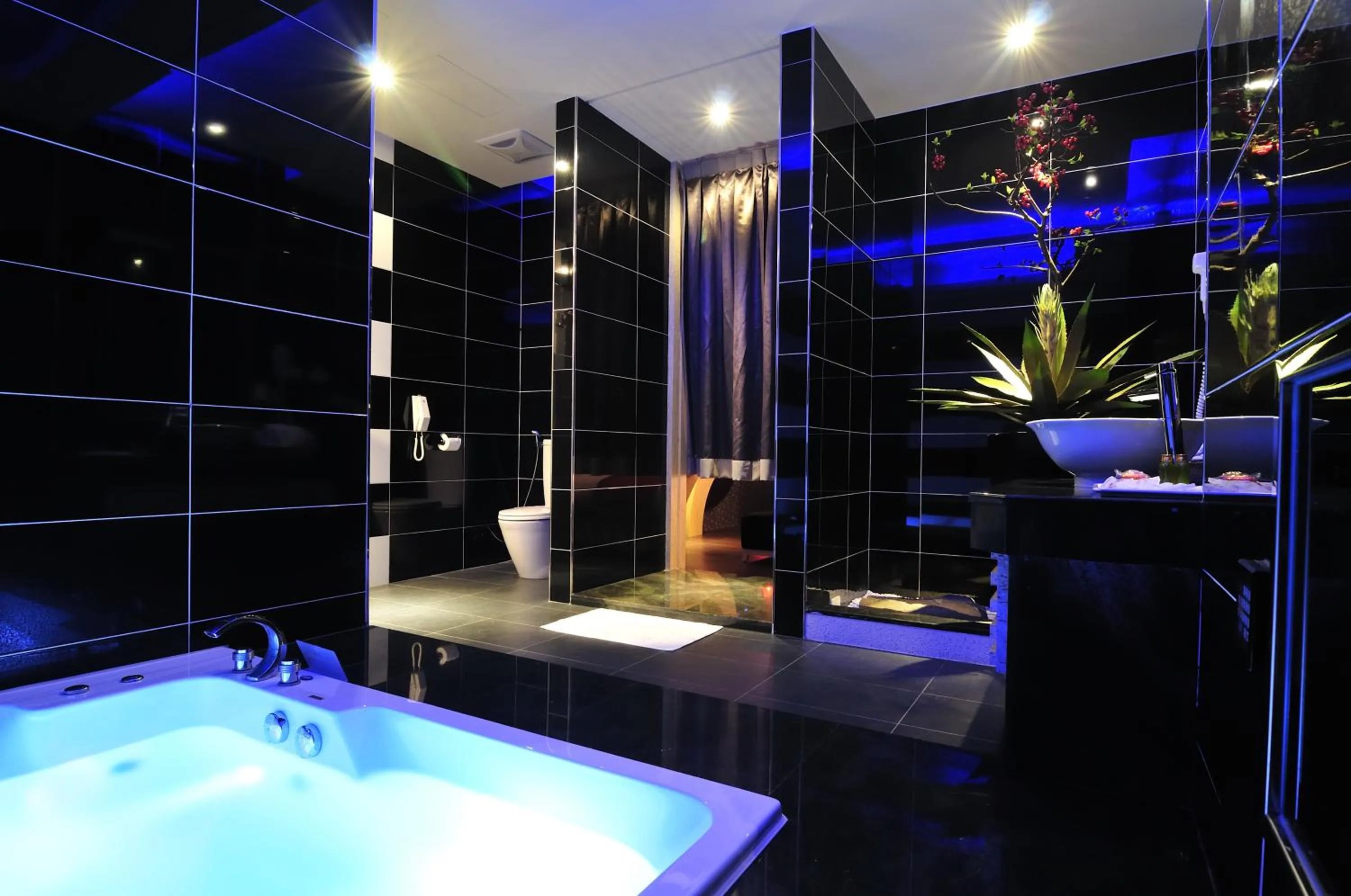 Shower in One + One Motel