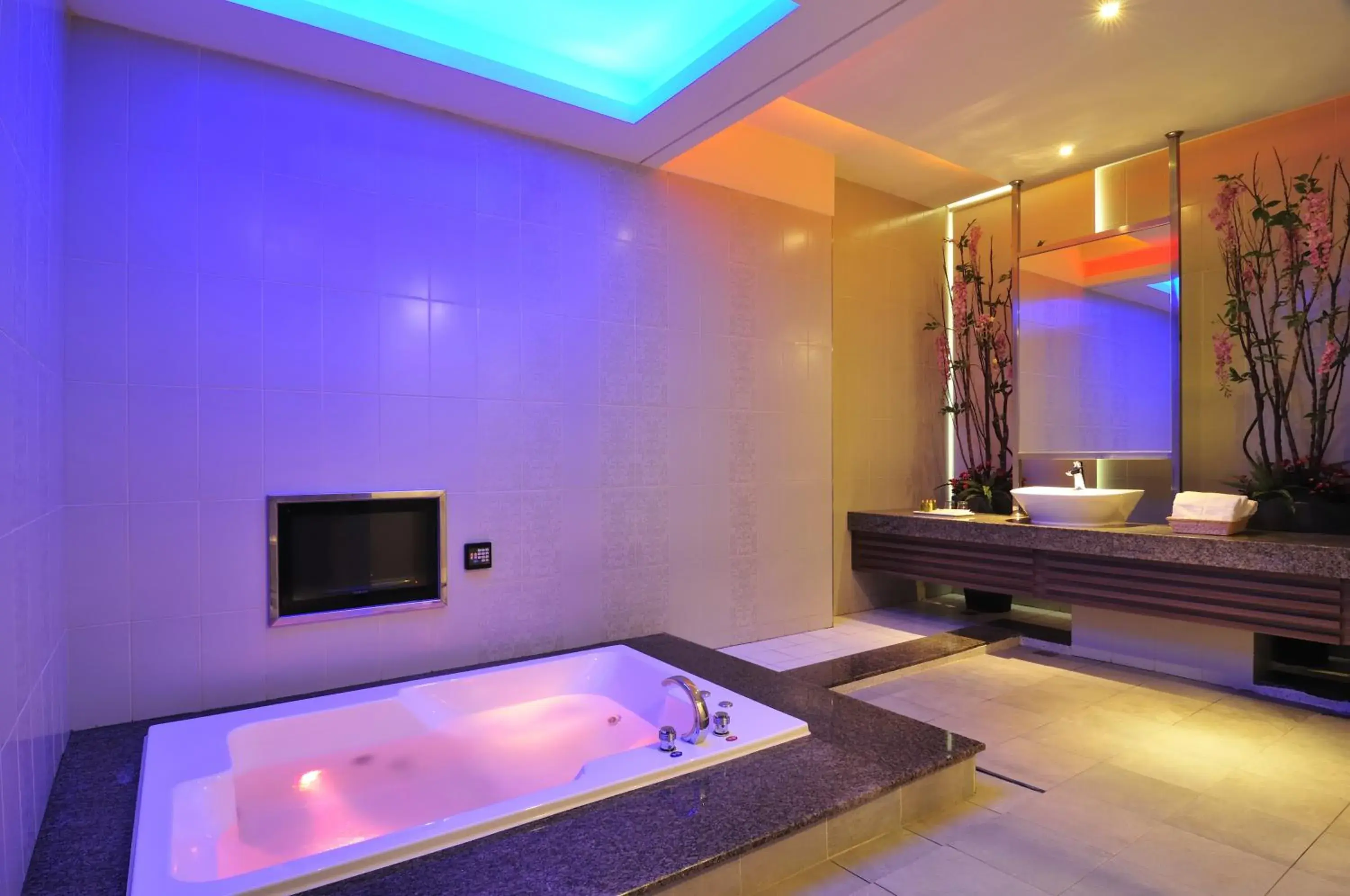 Bathroom, Spa/Wellness in One Plus One Hotel