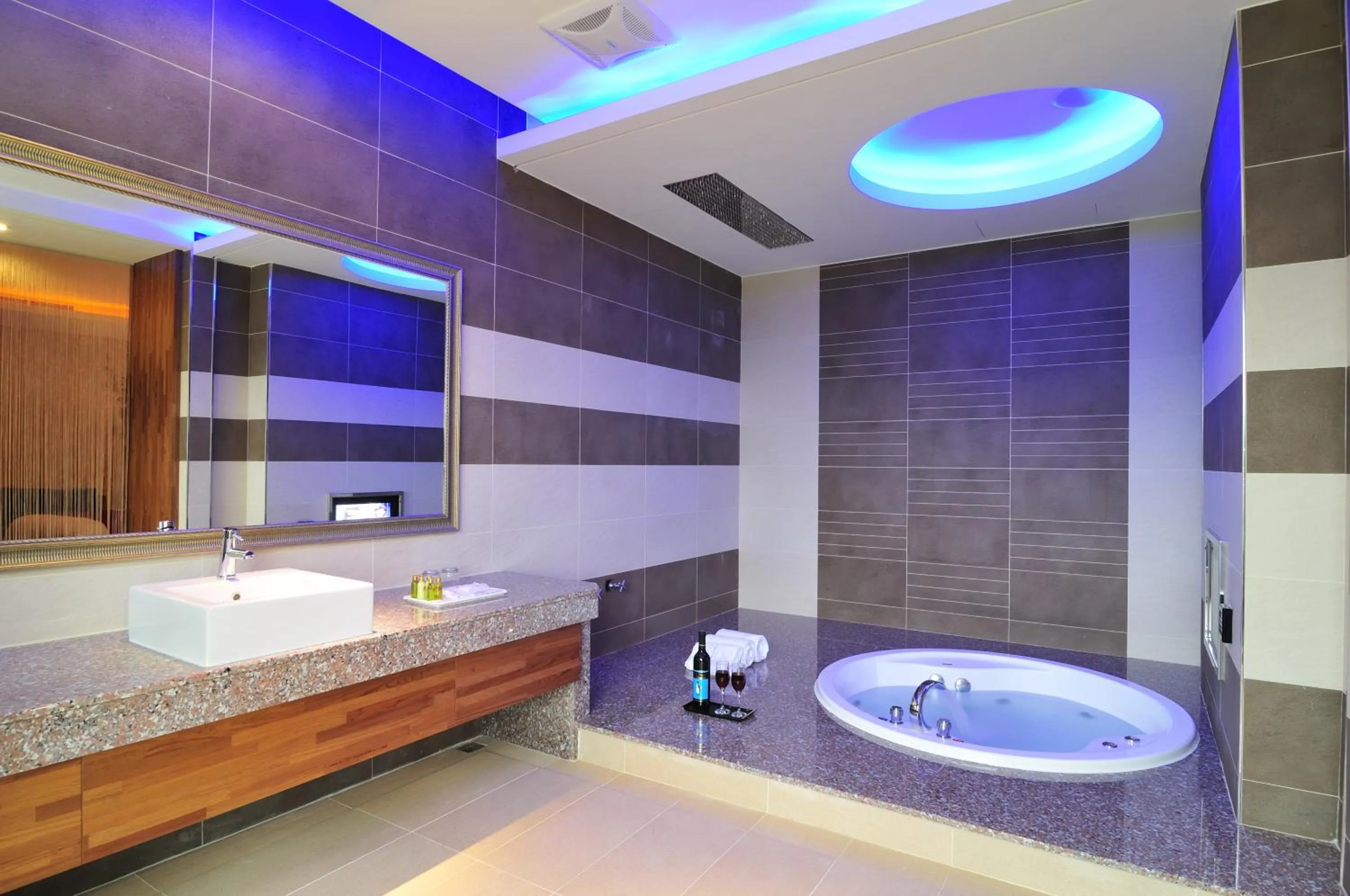 Shower in One + One Motel