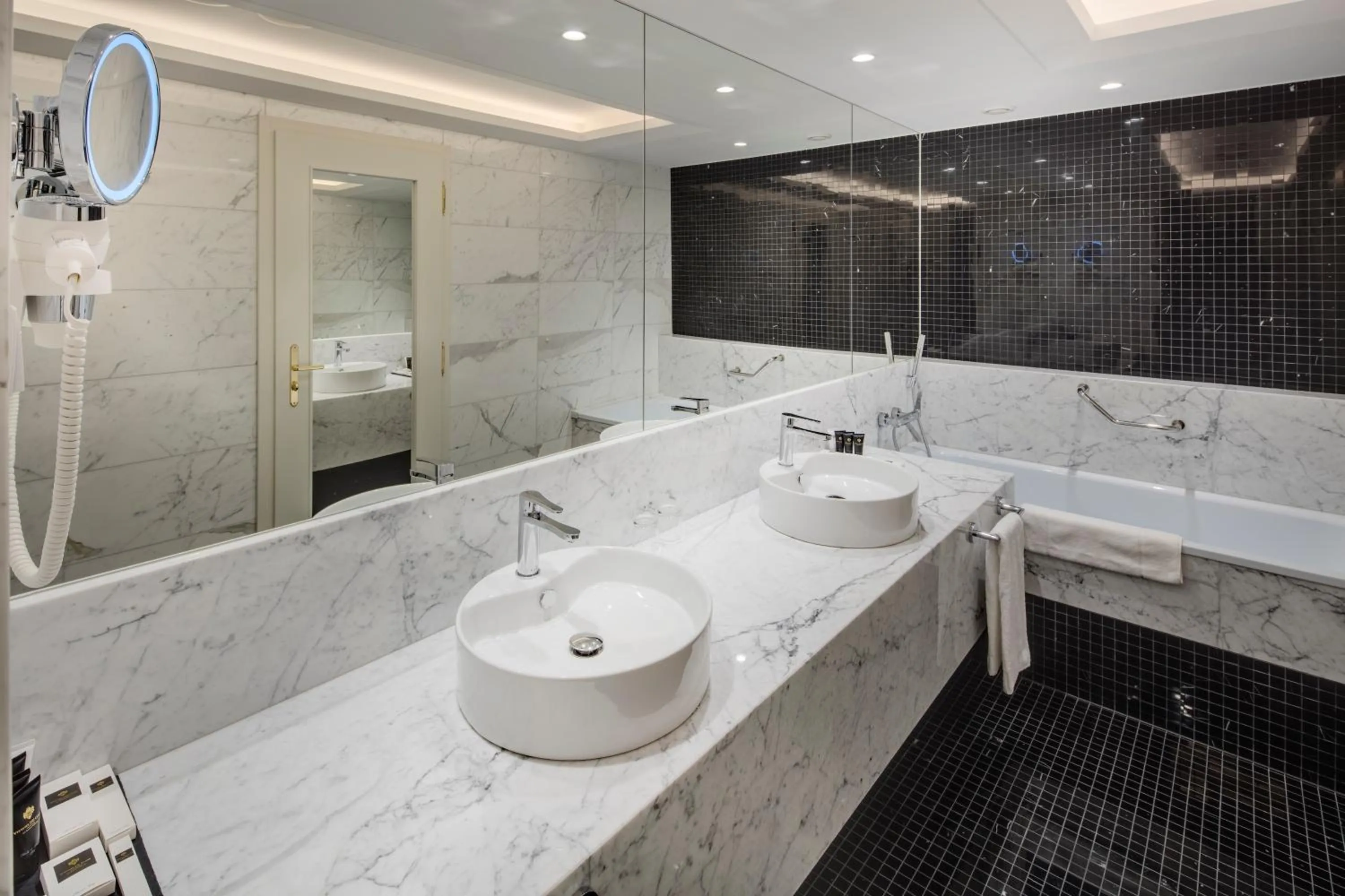 Bathroom in Hotel Savoy Prague