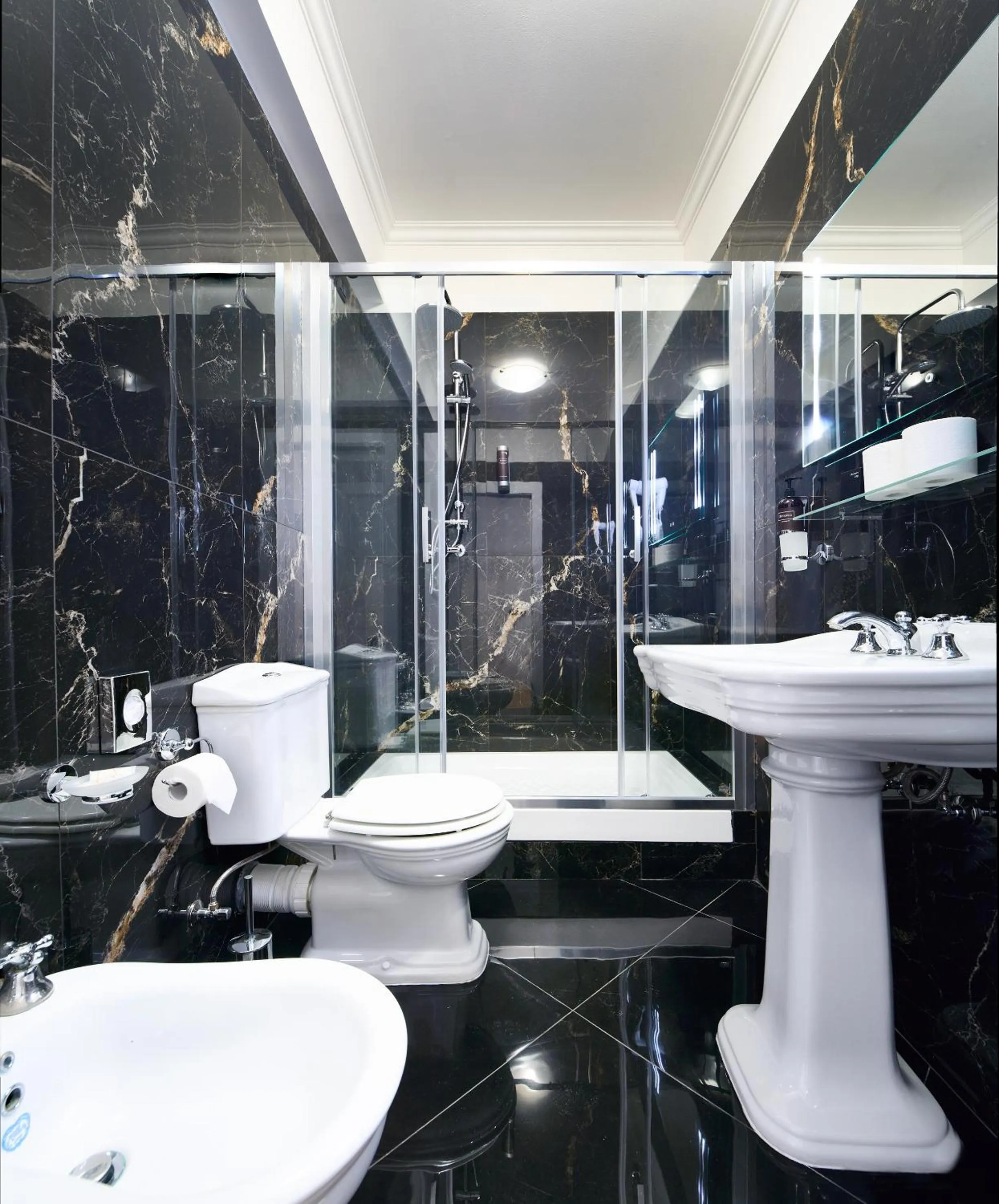 Bathroom in Hotel Bologna