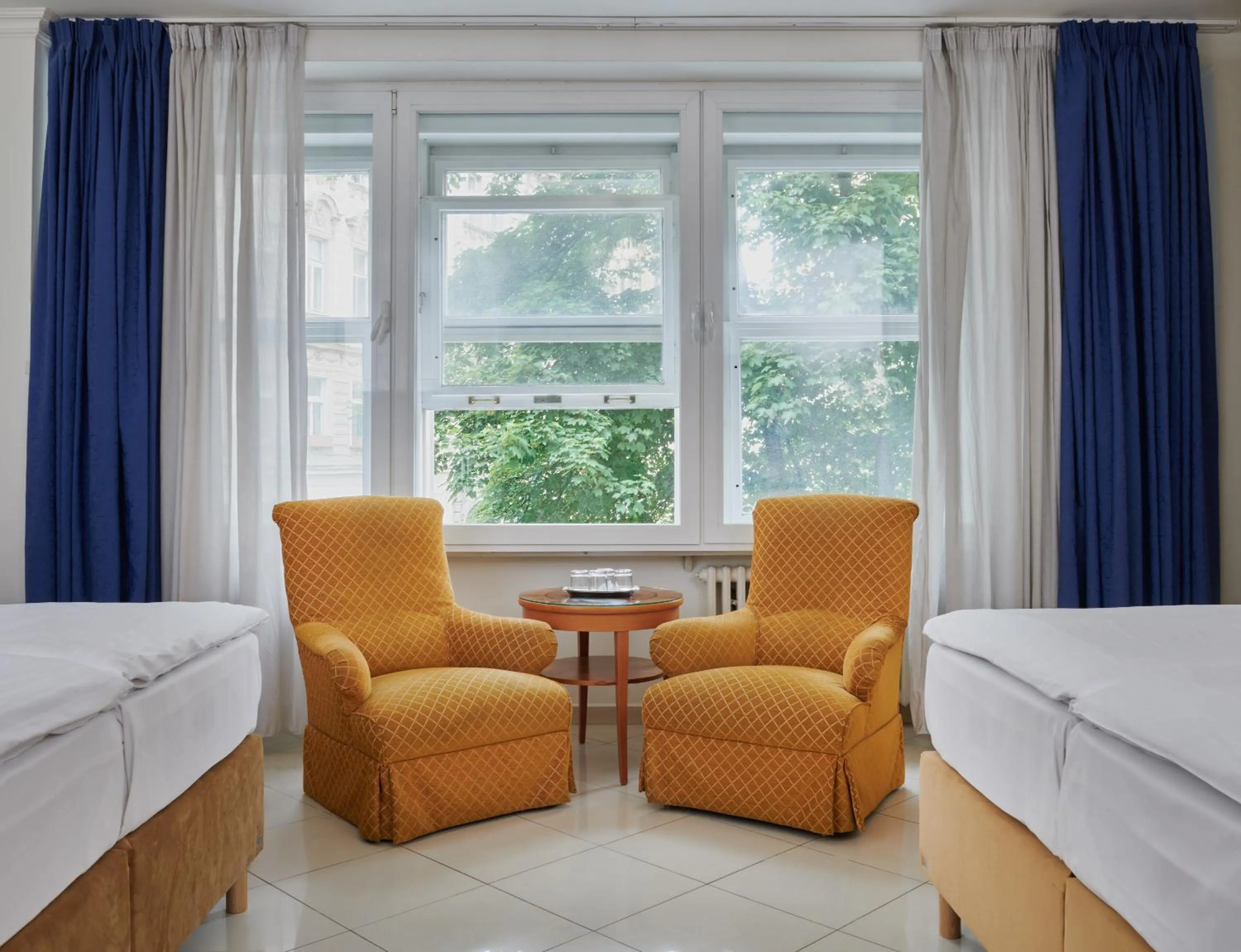 Seating area, Bed in Hotel Bologna