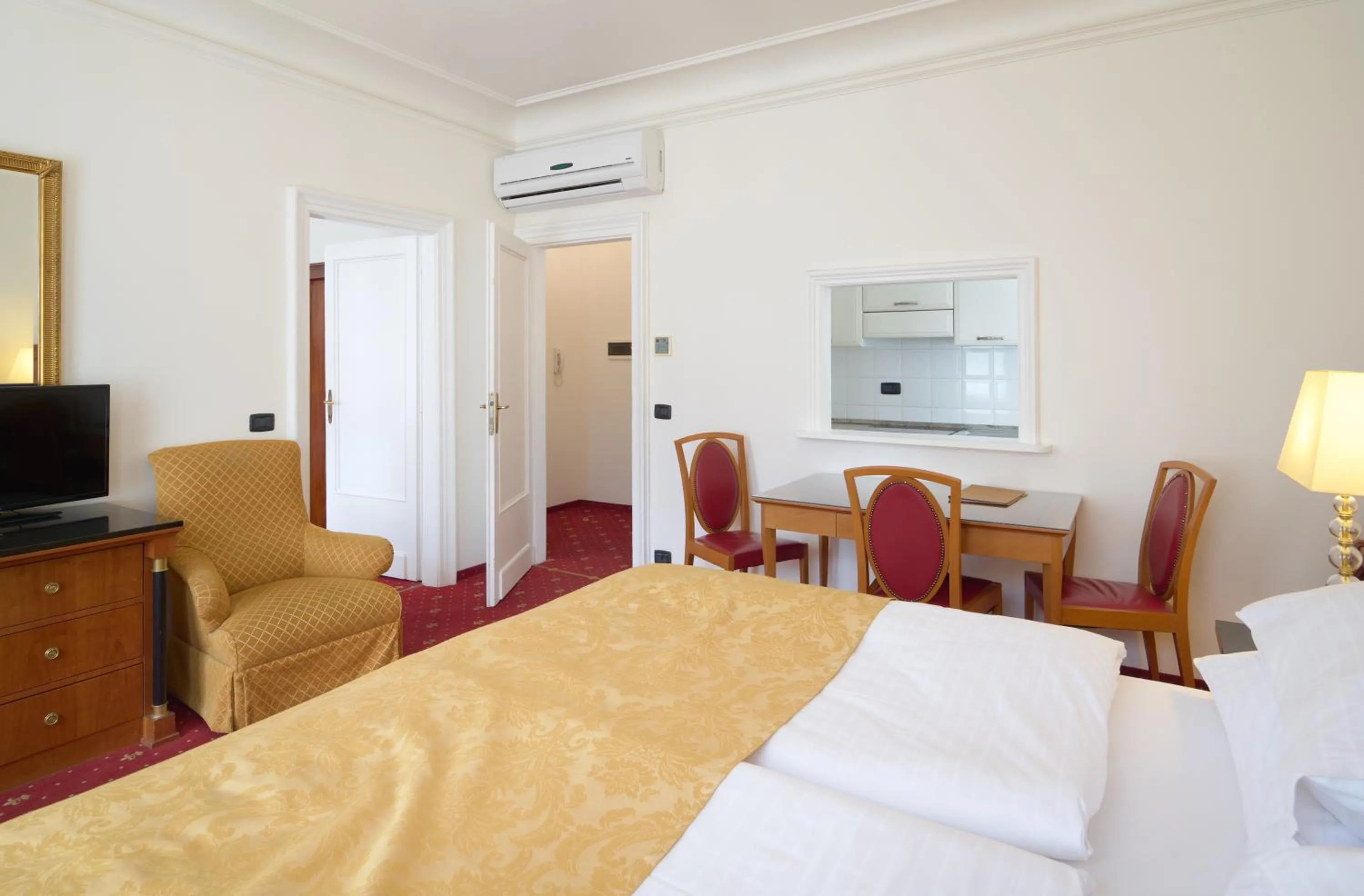 Bedroom, Bed in Hotel Bologna