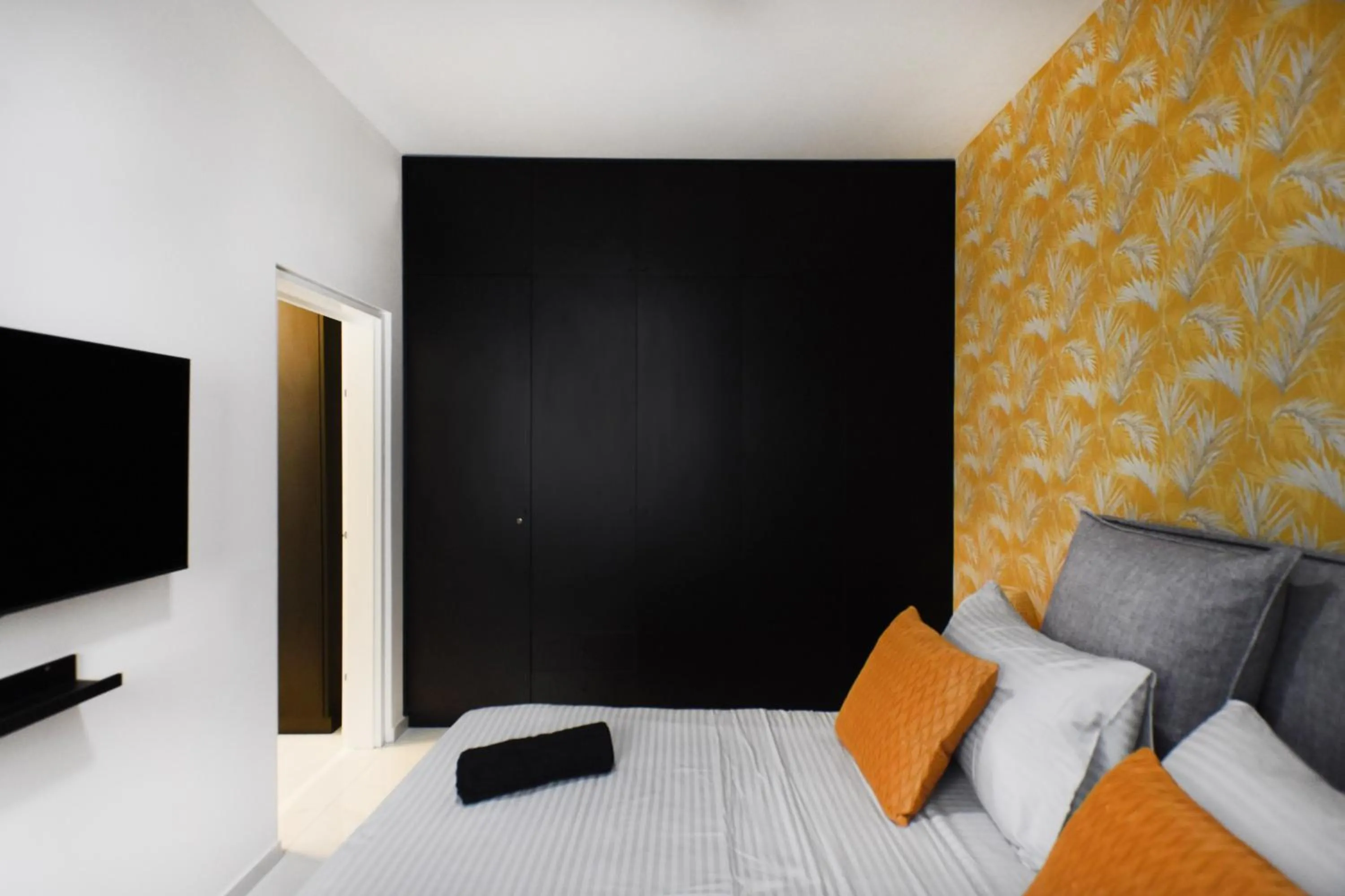 Bed in Palm 1BR next to Gazoz Beach by HolyGuest