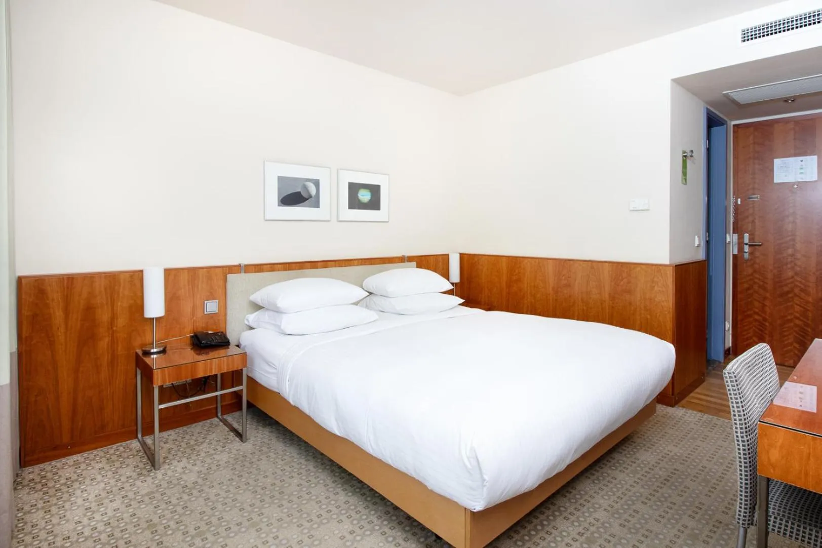 Bed in K+K Hotel Central