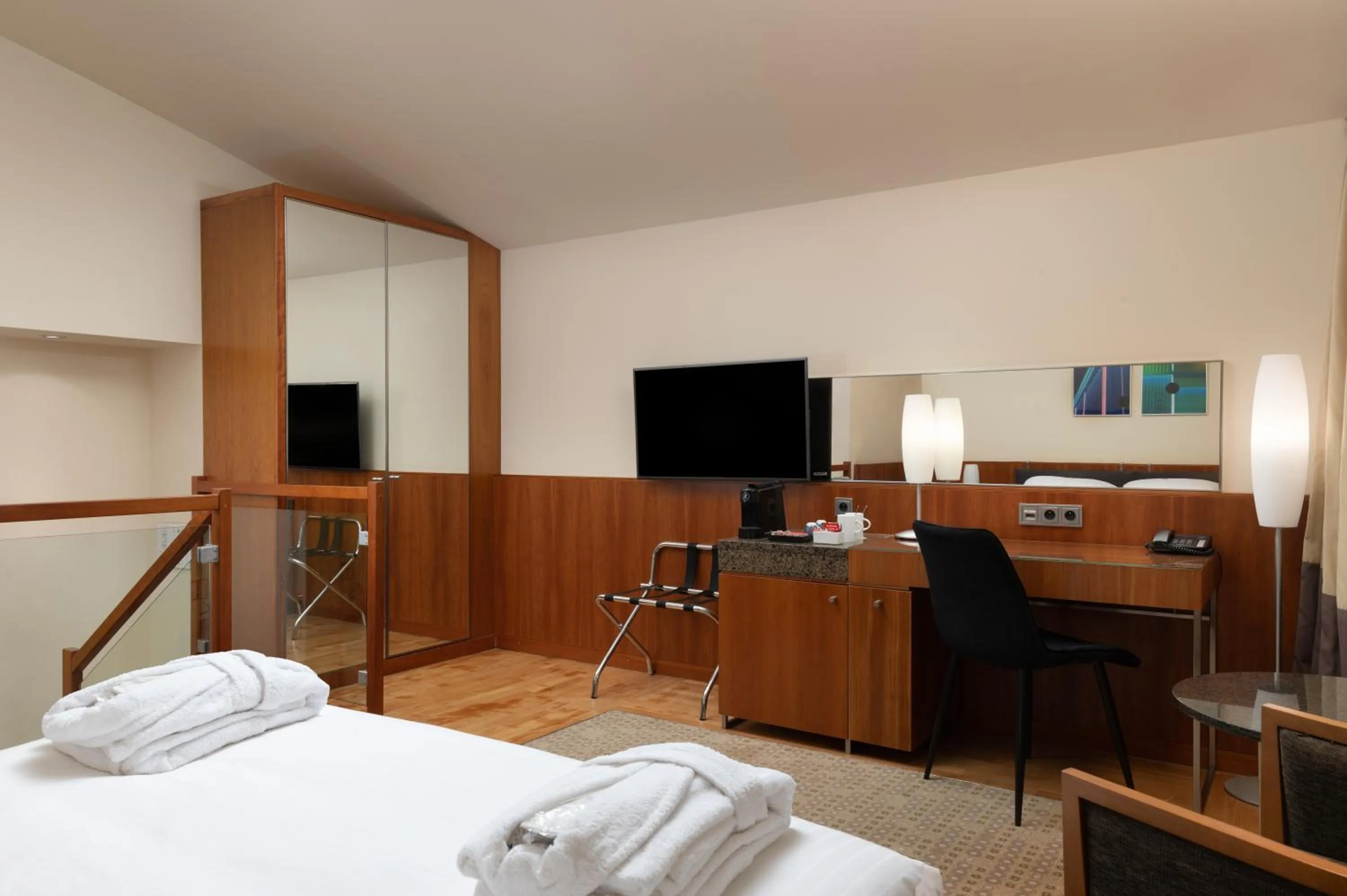 Photo of the whole room, Bed in K+K Hotel Central