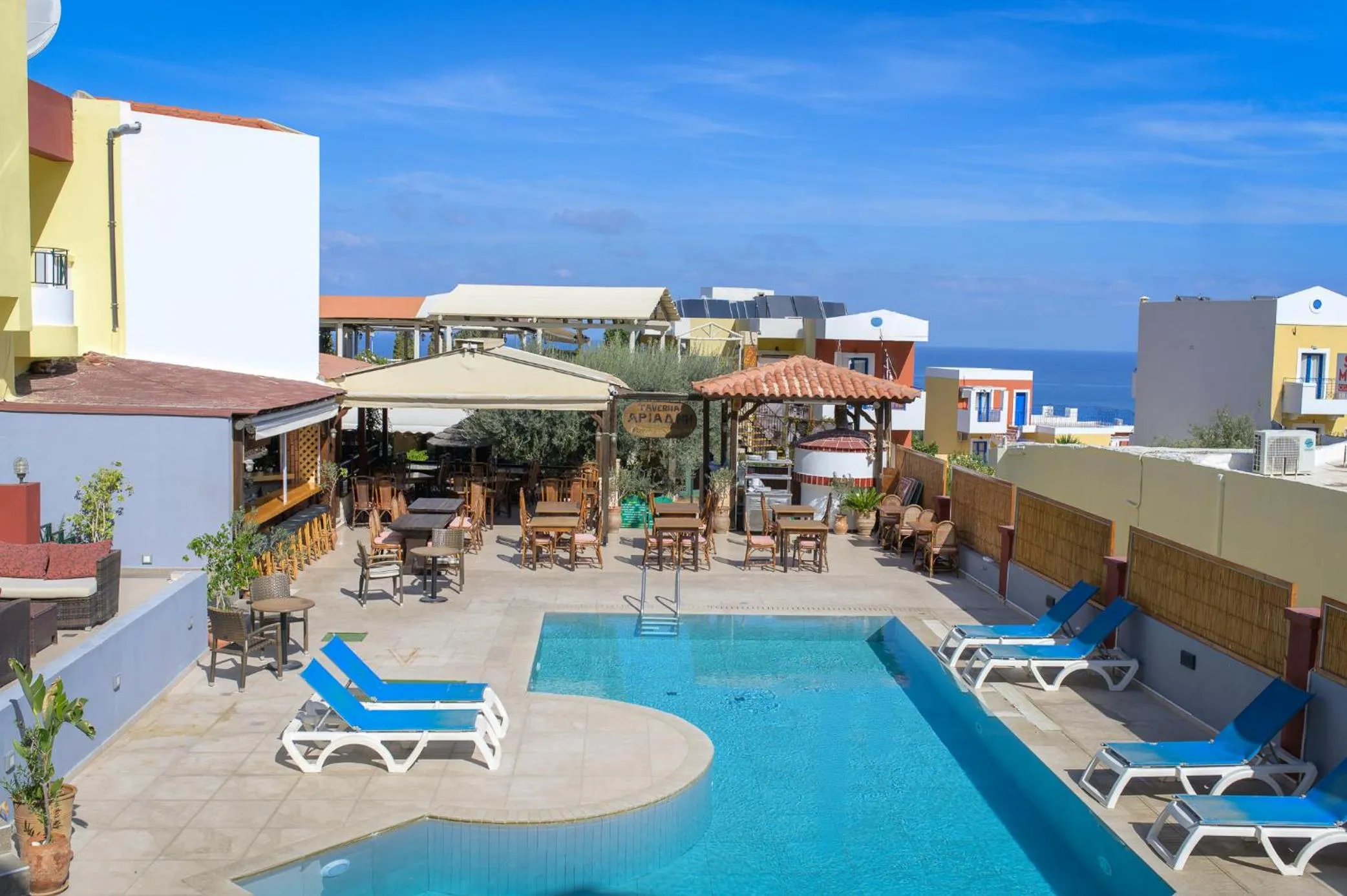 Restaurant/places to eat in Ariadni Palace Apartments