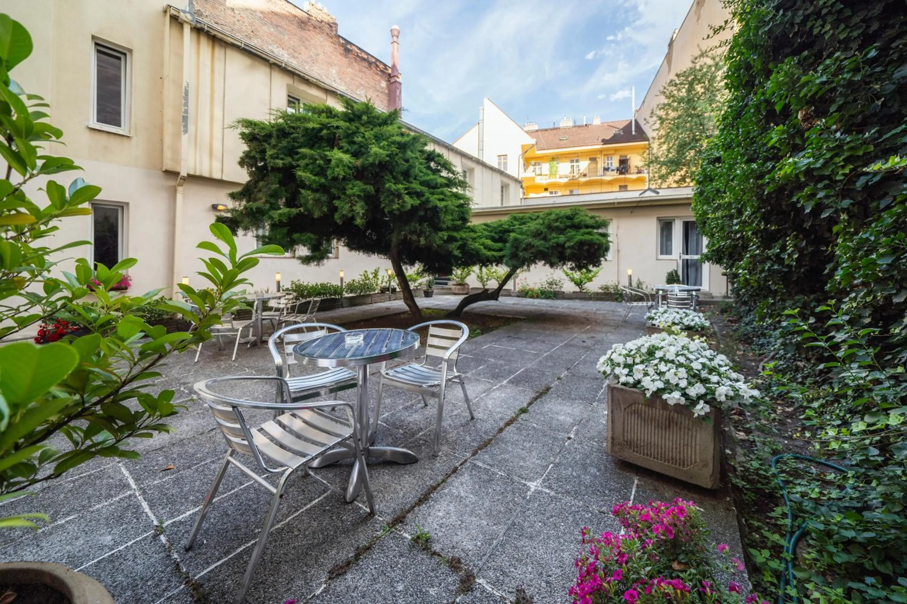 Inner courtyard view in Hotel White Lion