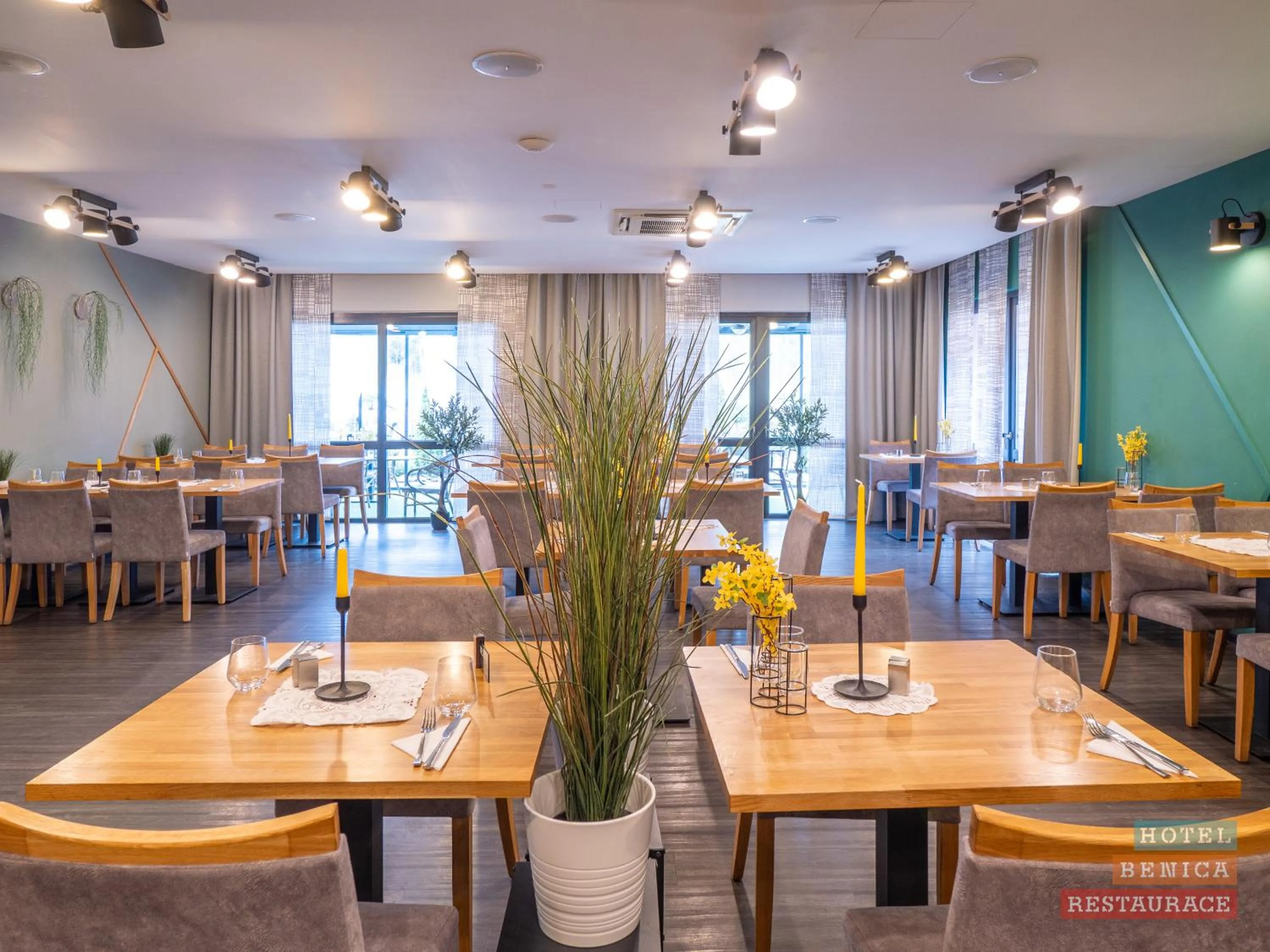 Restaurant/places to eat in Hotel Benica