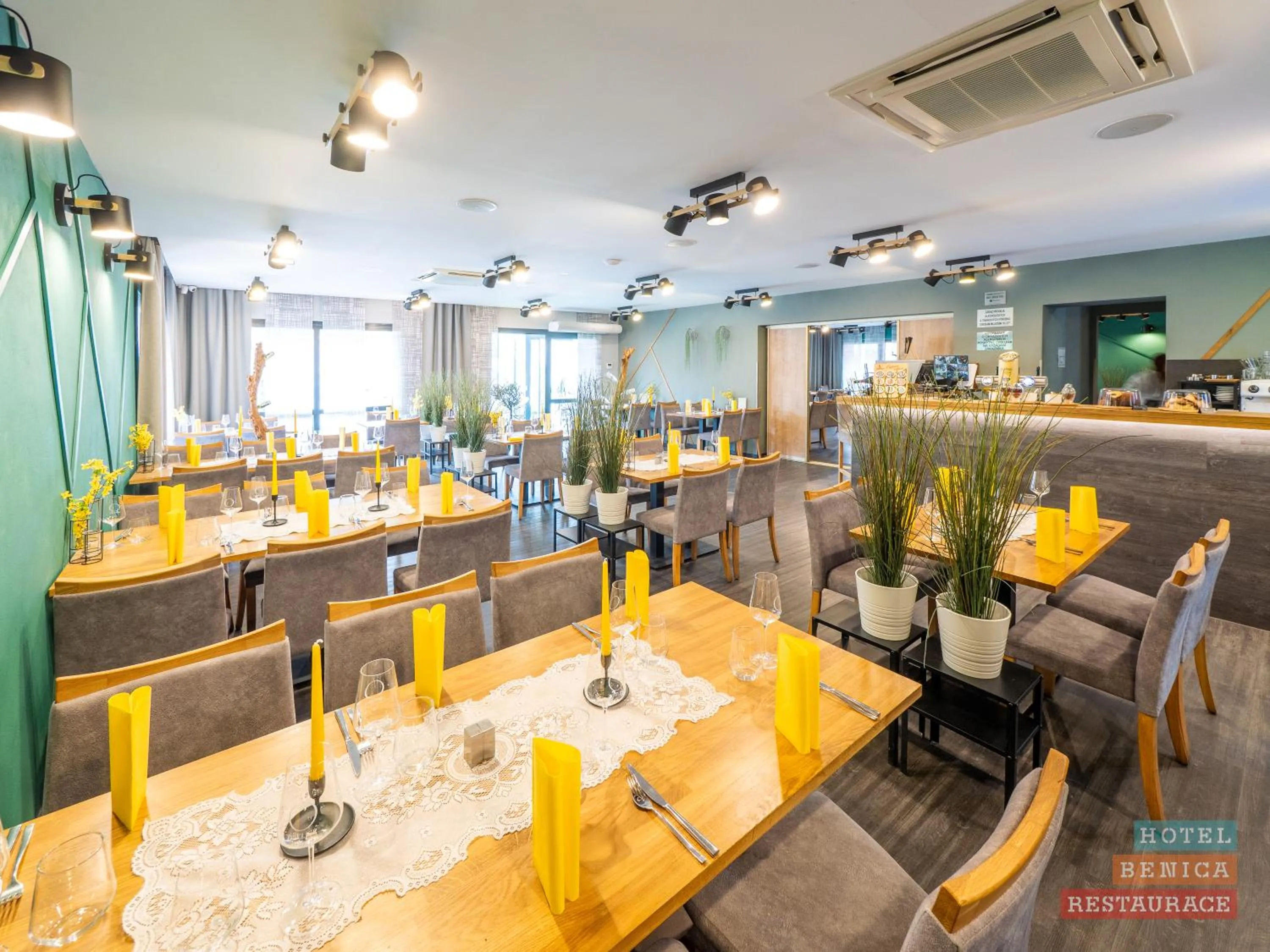 Restaurant/places to eat in Hotel Benica