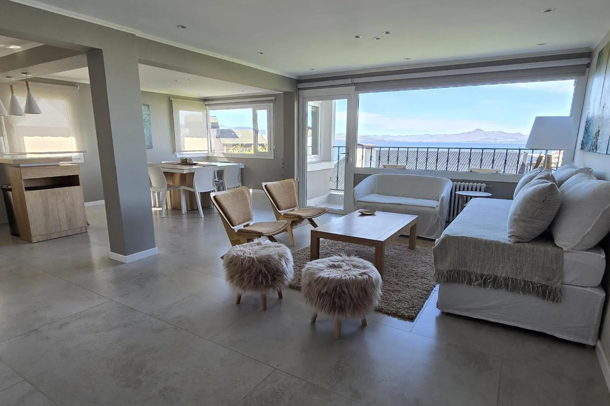 Seating area in Departamento completo en San Carlos de Bariloche, Argentina