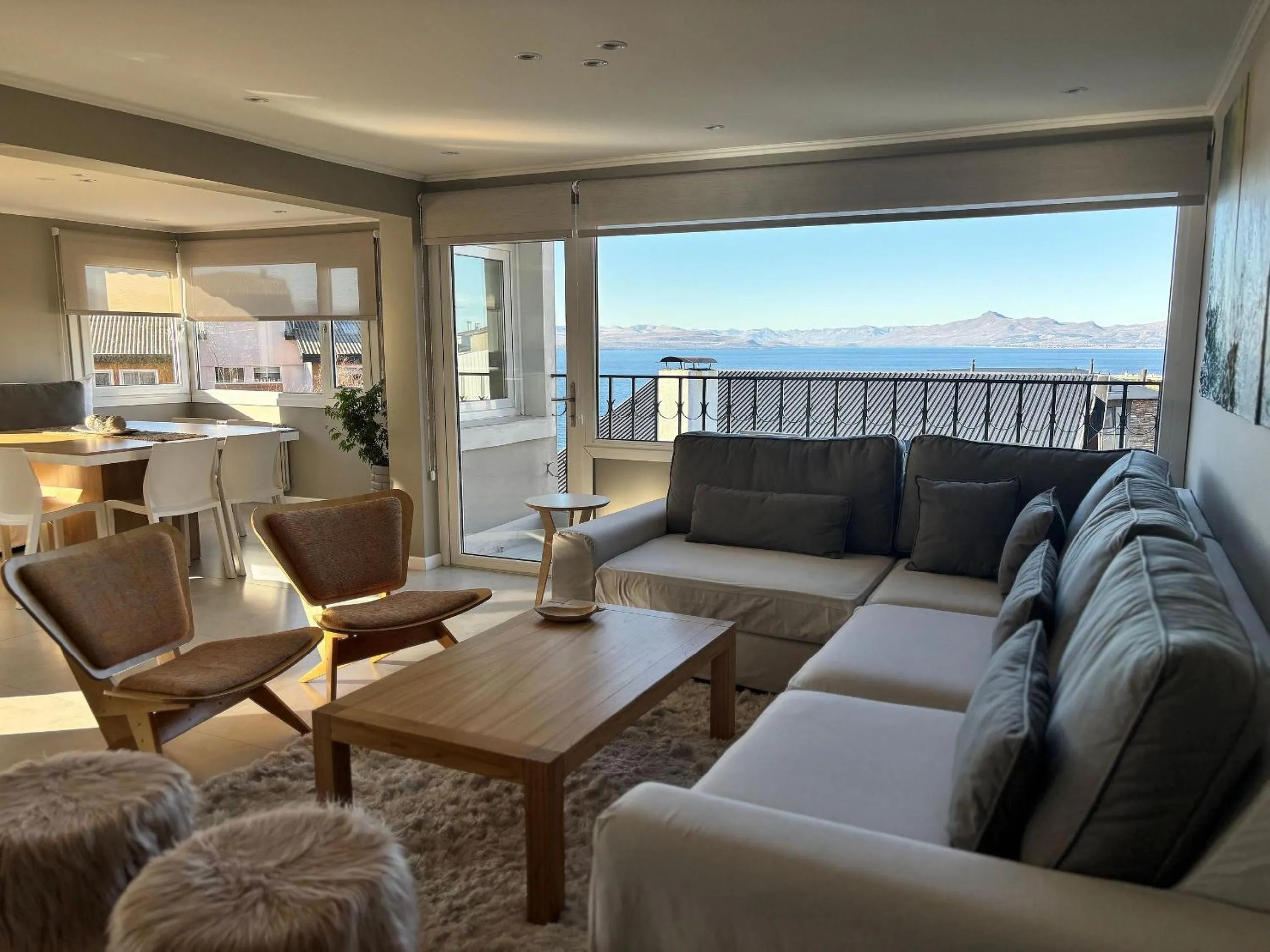 Seating area in Departamento completo en San Carlos de Bariloche, Argentina