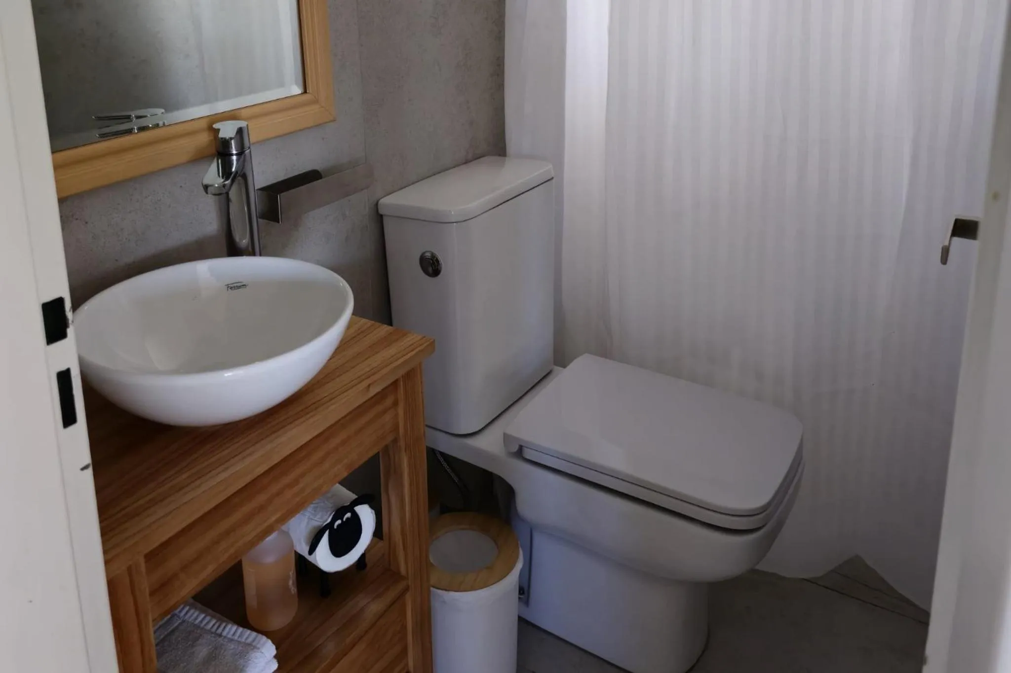 Toilet in Departamento completo en San Carlos de Bariloche, Argentina