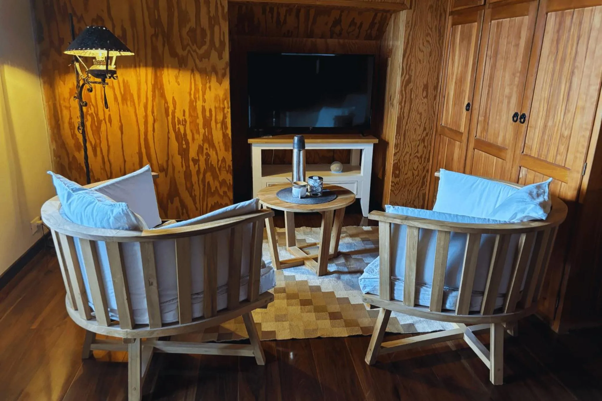 Seating area in Departamento completo en San Carlos de Bariloche, Argentina