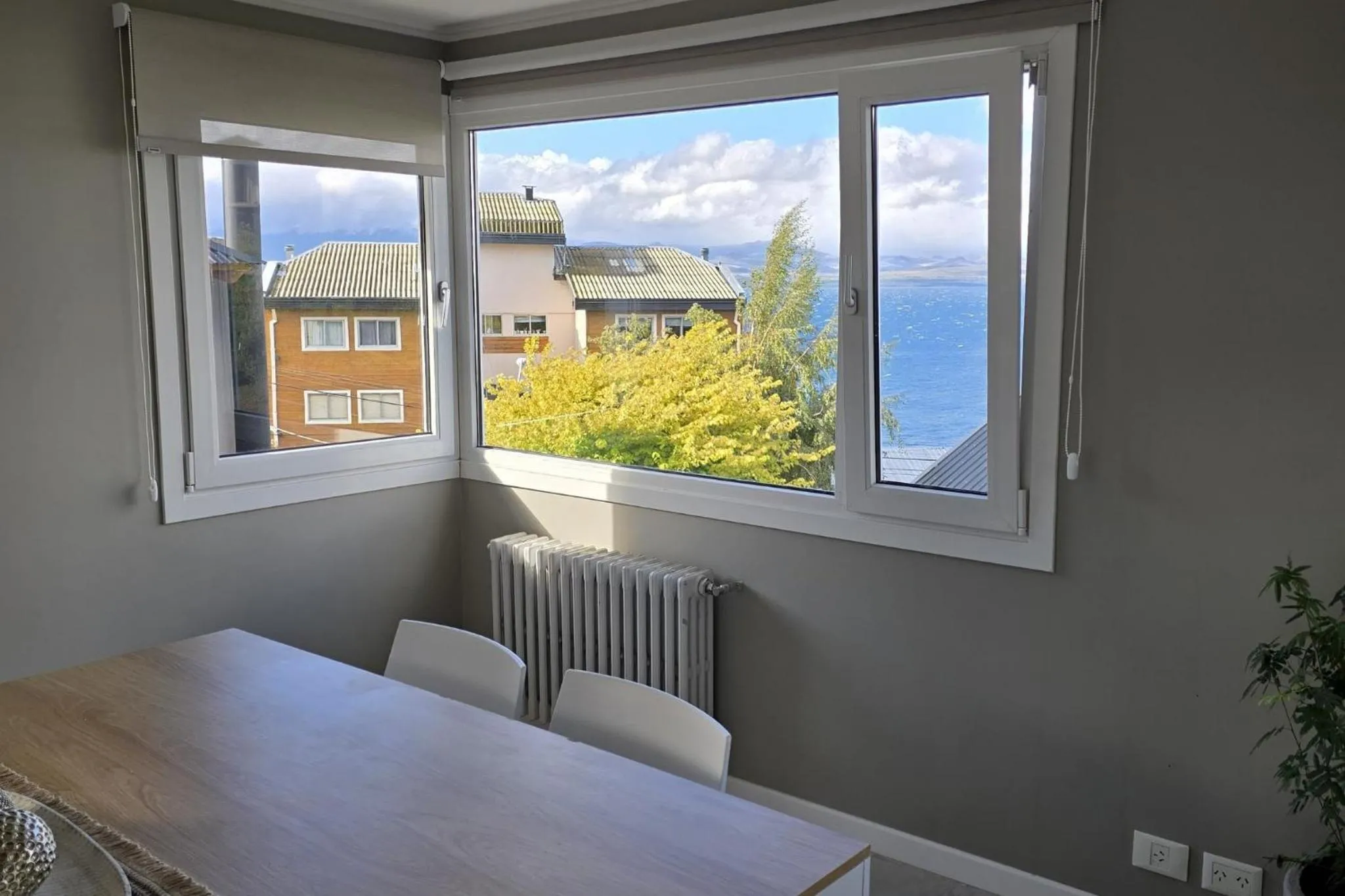 Seating area in Departamento completo en San Carlos de Bariloche, Argentina
