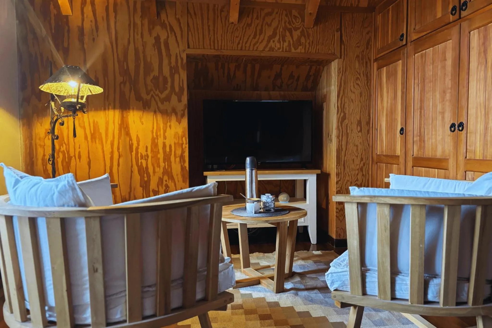 Seating area in Departamento completo en San Carlos de Bariloche, Argentina