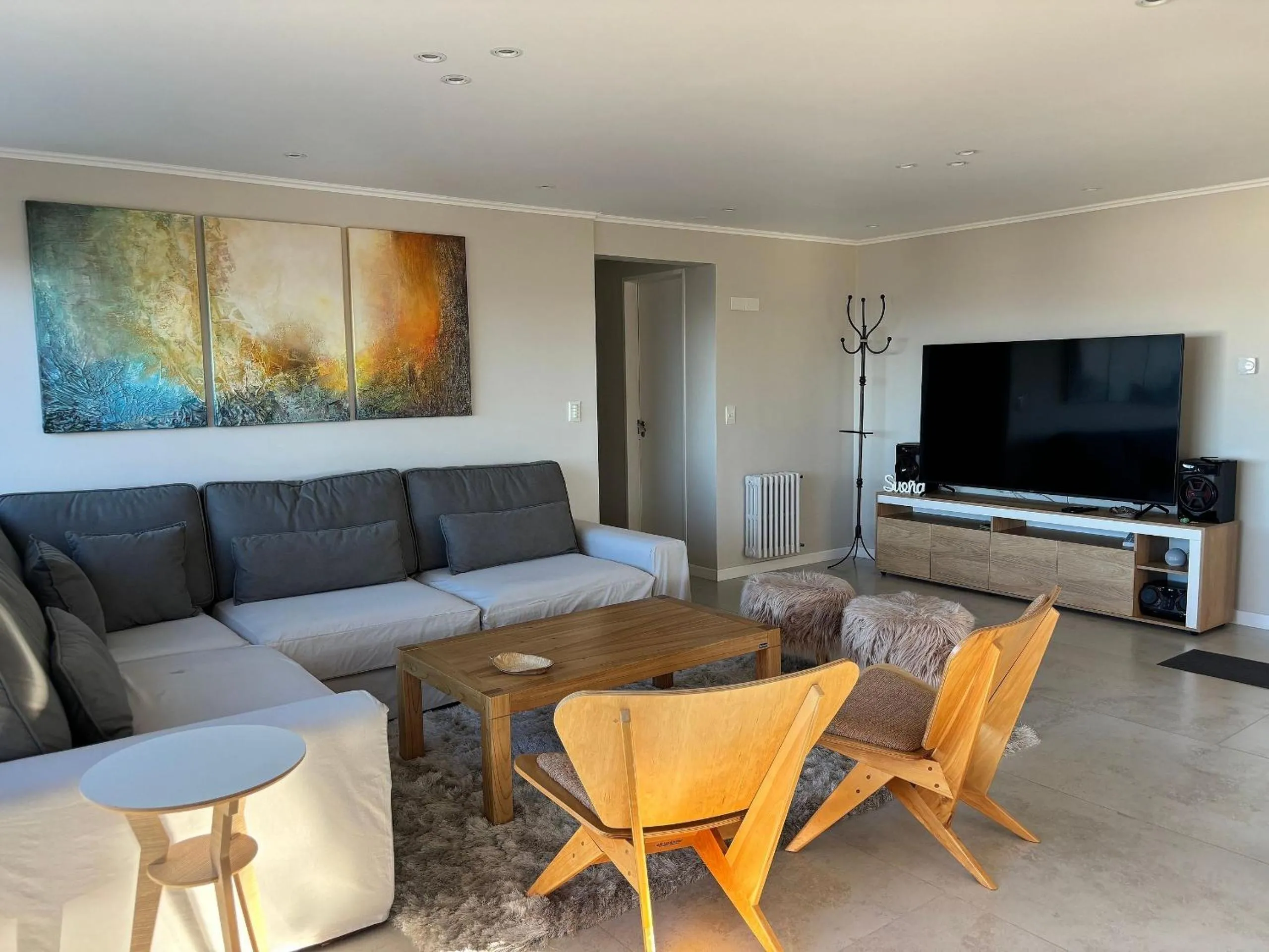 Seating area in Departamento completo en San Carlos de Bariloche, Argentina