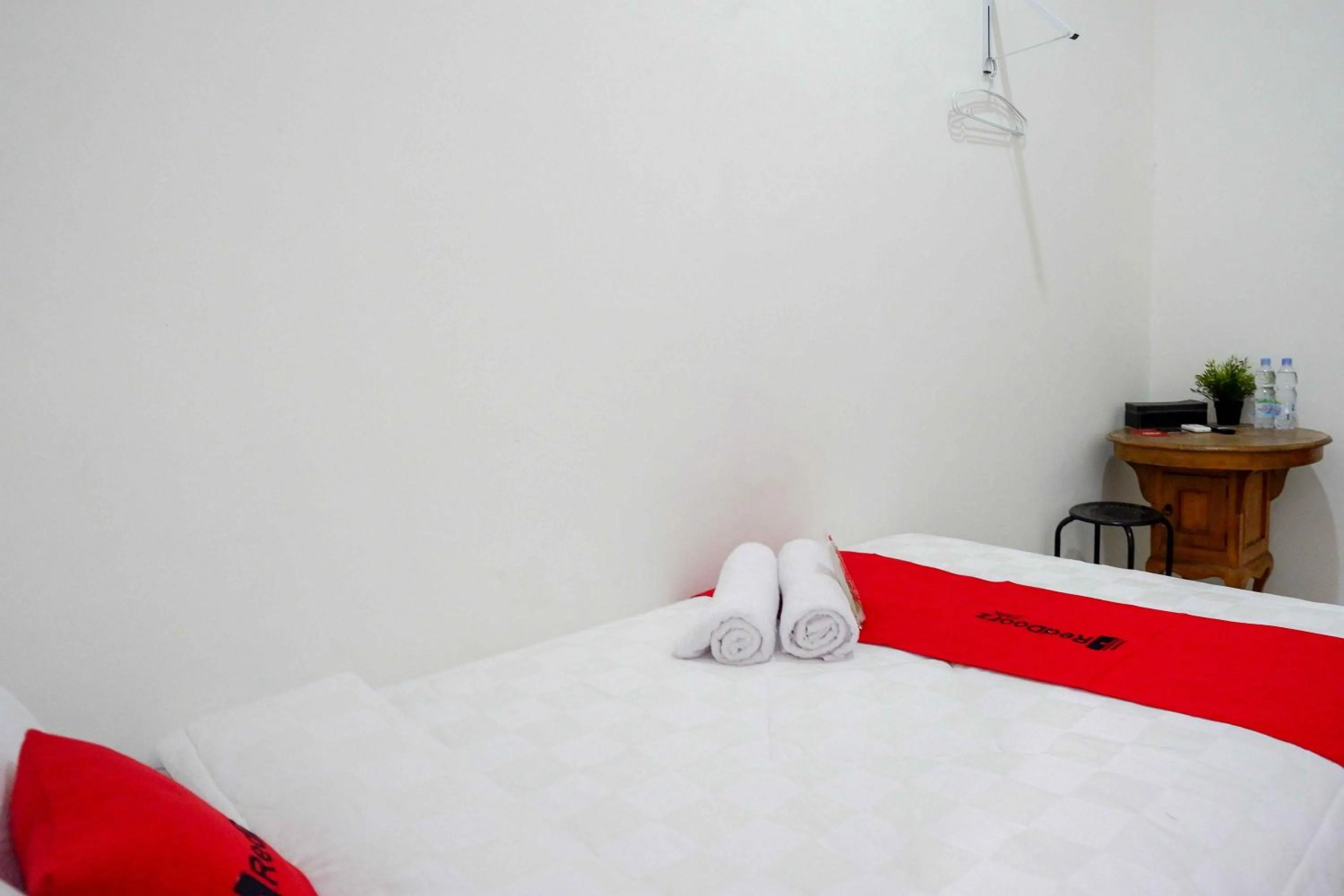 Bed in RedDoorz near GOR Jatidiri Semarang