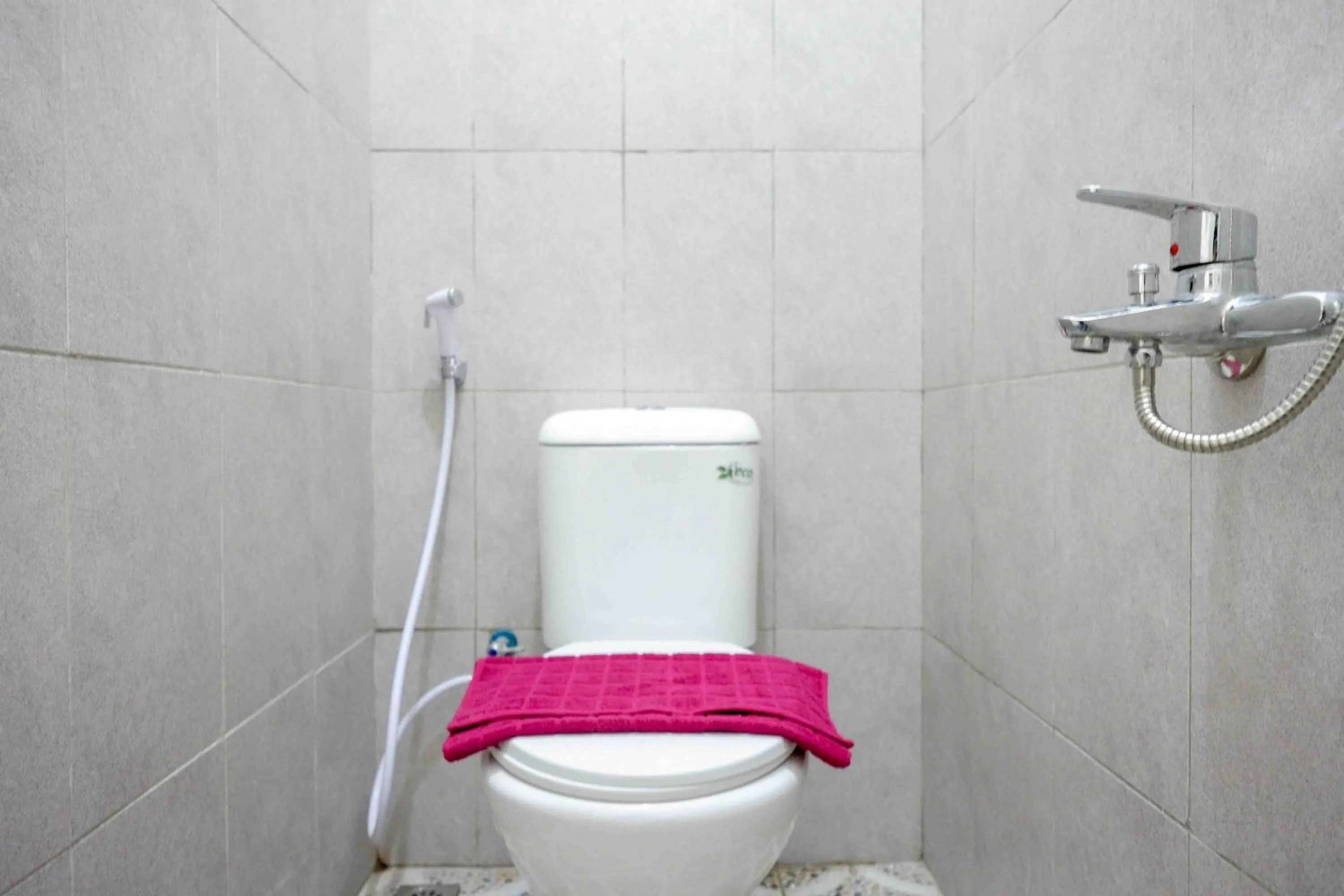 Bathroom in RedDoorz near GOR Jatidiri Semarang