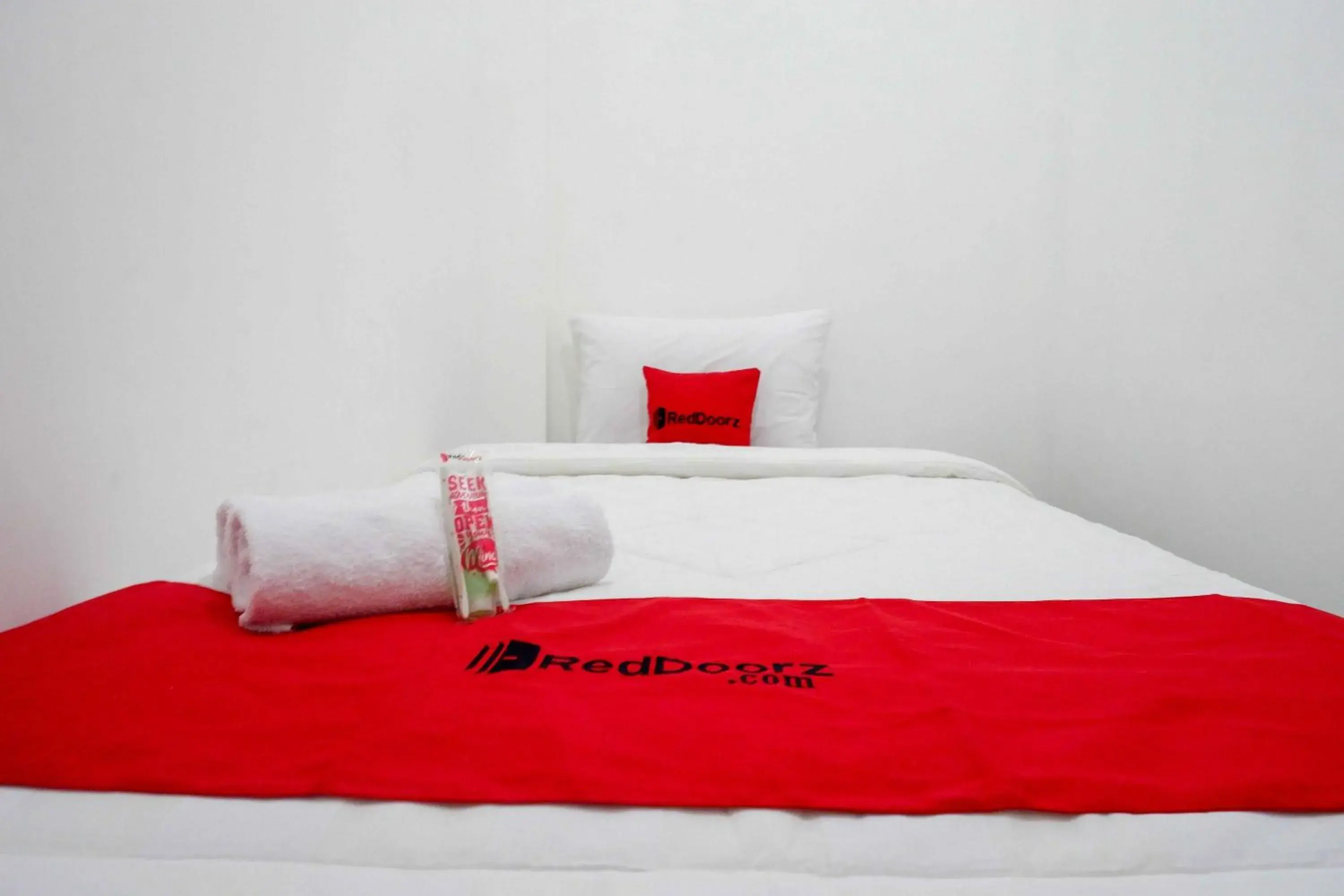 Bed in RedDoorz near GOR Jatidiri Semarang Bed in RedDoorz near GOR Jatidiri Semarang