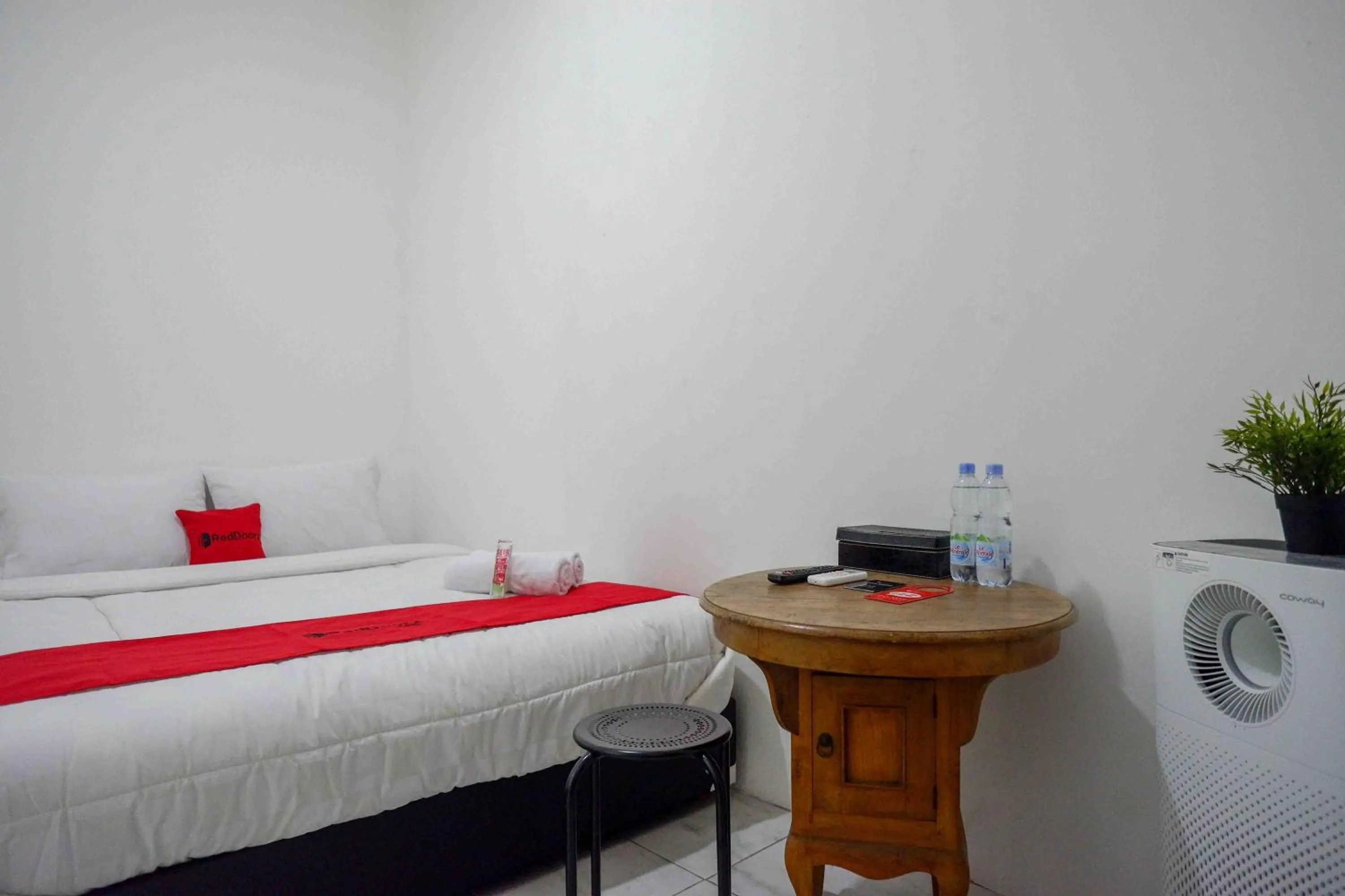 Bed in RedDoorz near GOR Jatidiri Semarang
