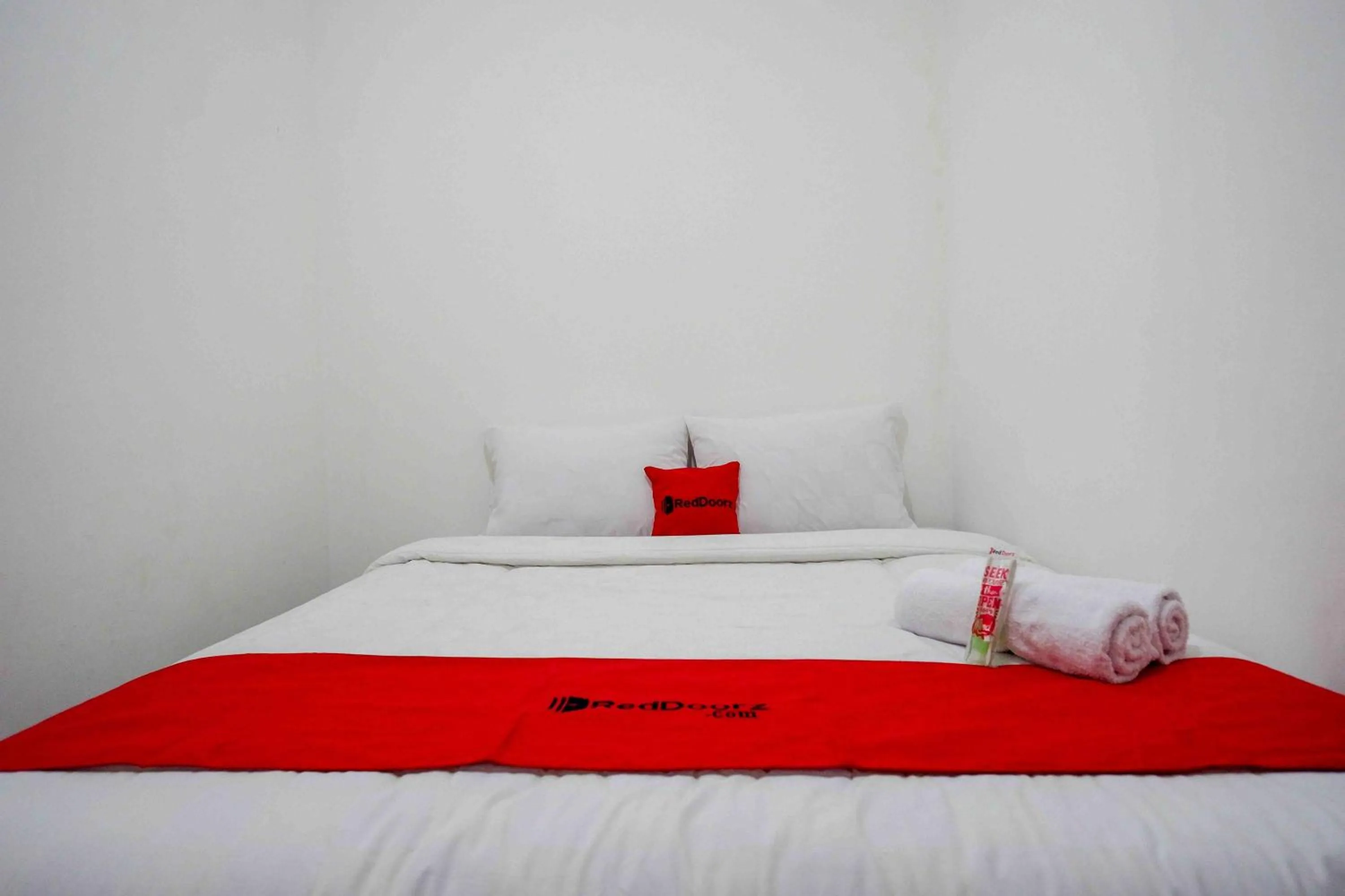 Bed in RedDoorz near GOR Jatidiri Semarang