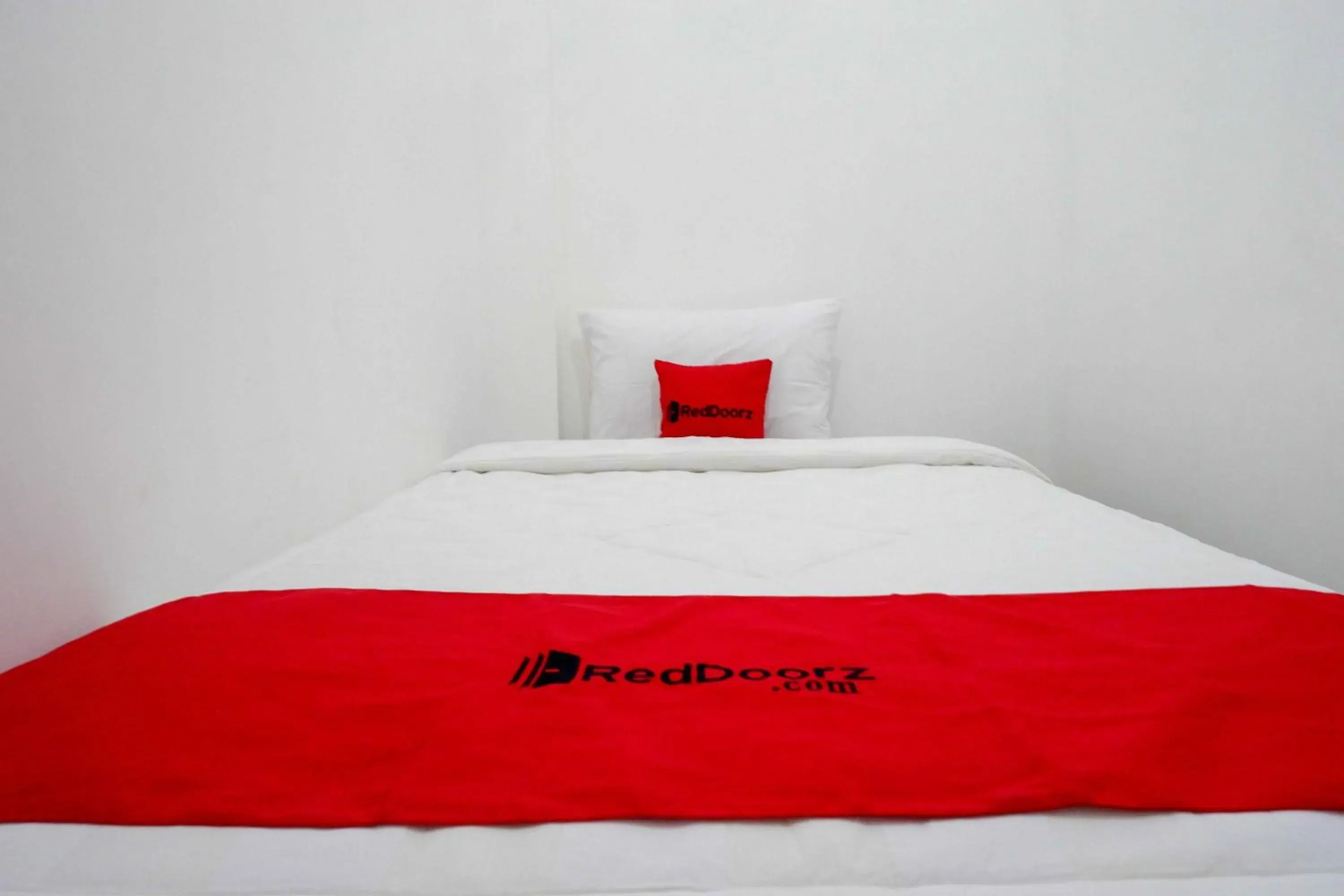 Bed in RedDoorz near GOR Jatidiri Semarang Bed in RedDoorz near GOR Jatidiri Semarang