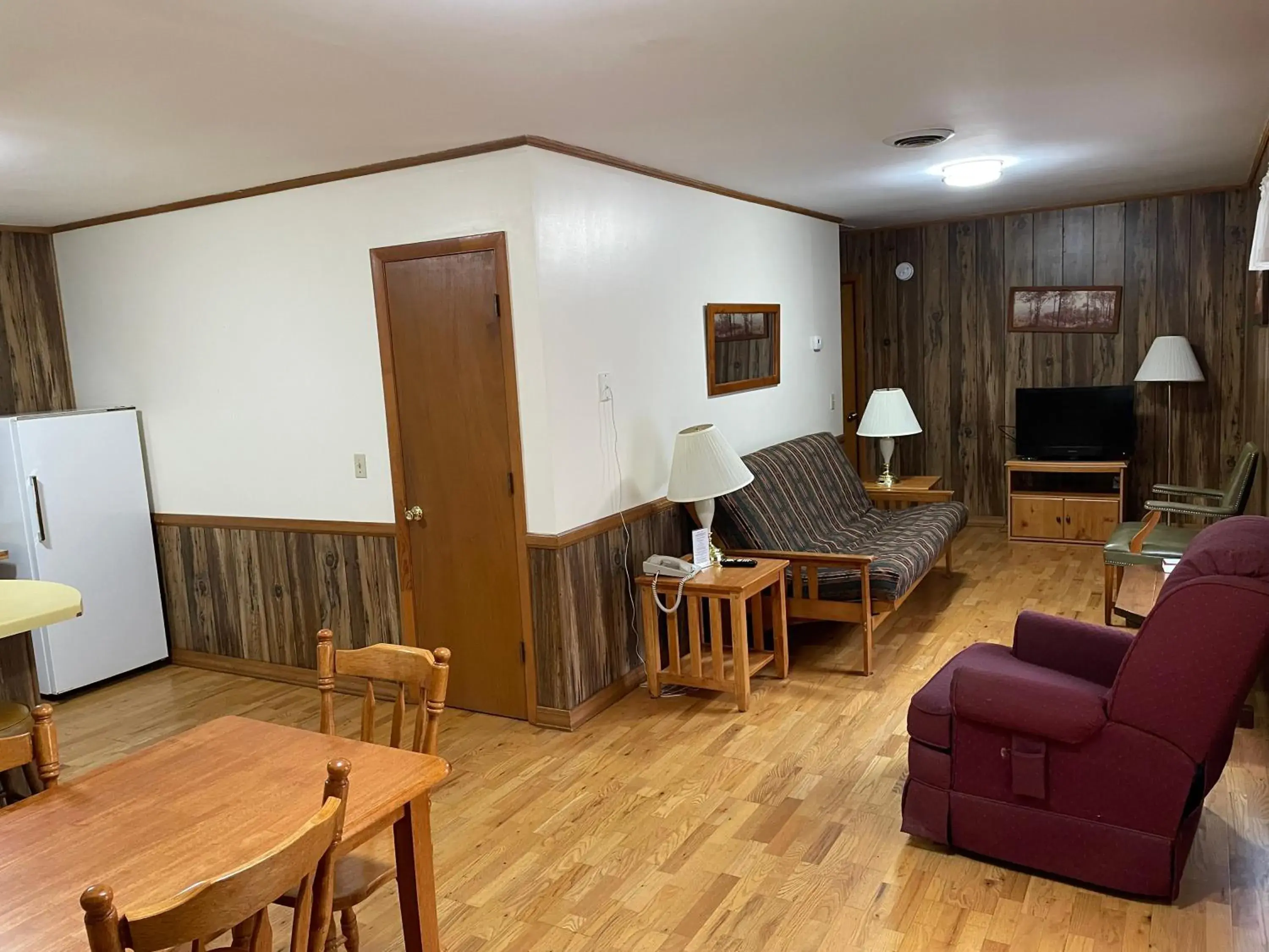 Living room in PINE VALLEY MOTEL Living room in PINE VALLEY MOTEL