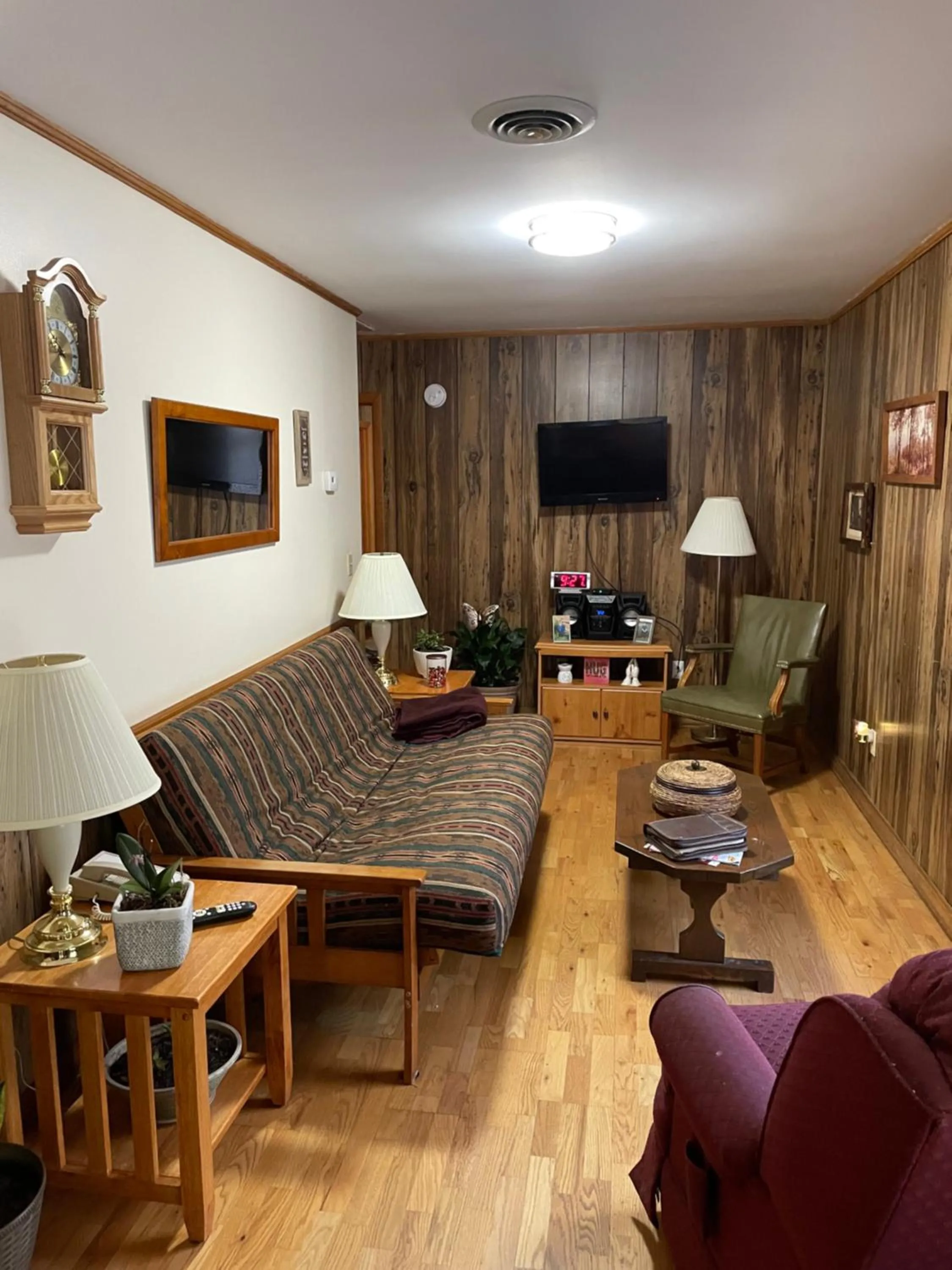Living room in PINE VALLEY MOTEL