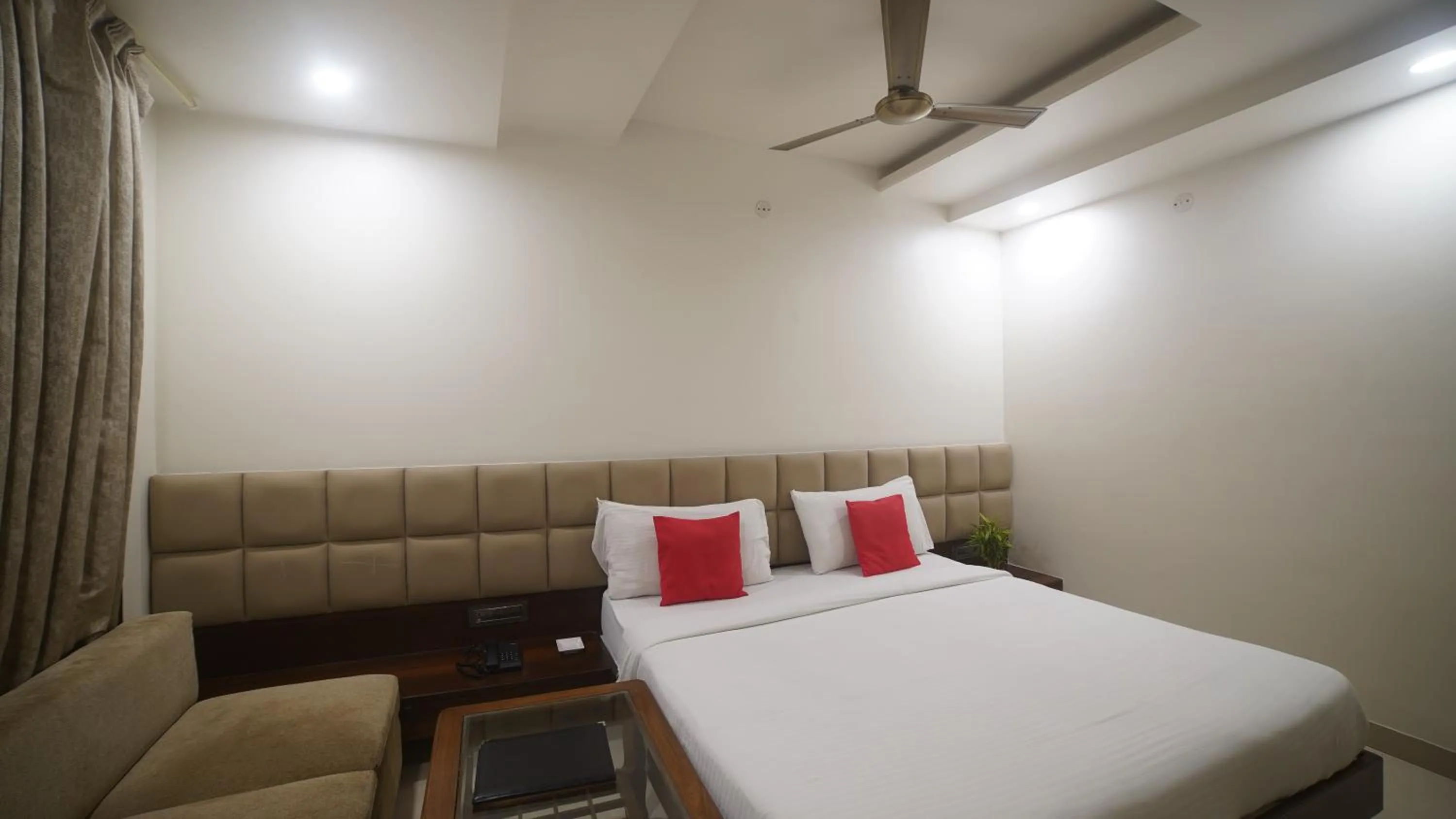 Photo of the whole room, Bed in Jewel Palace, Bhopal