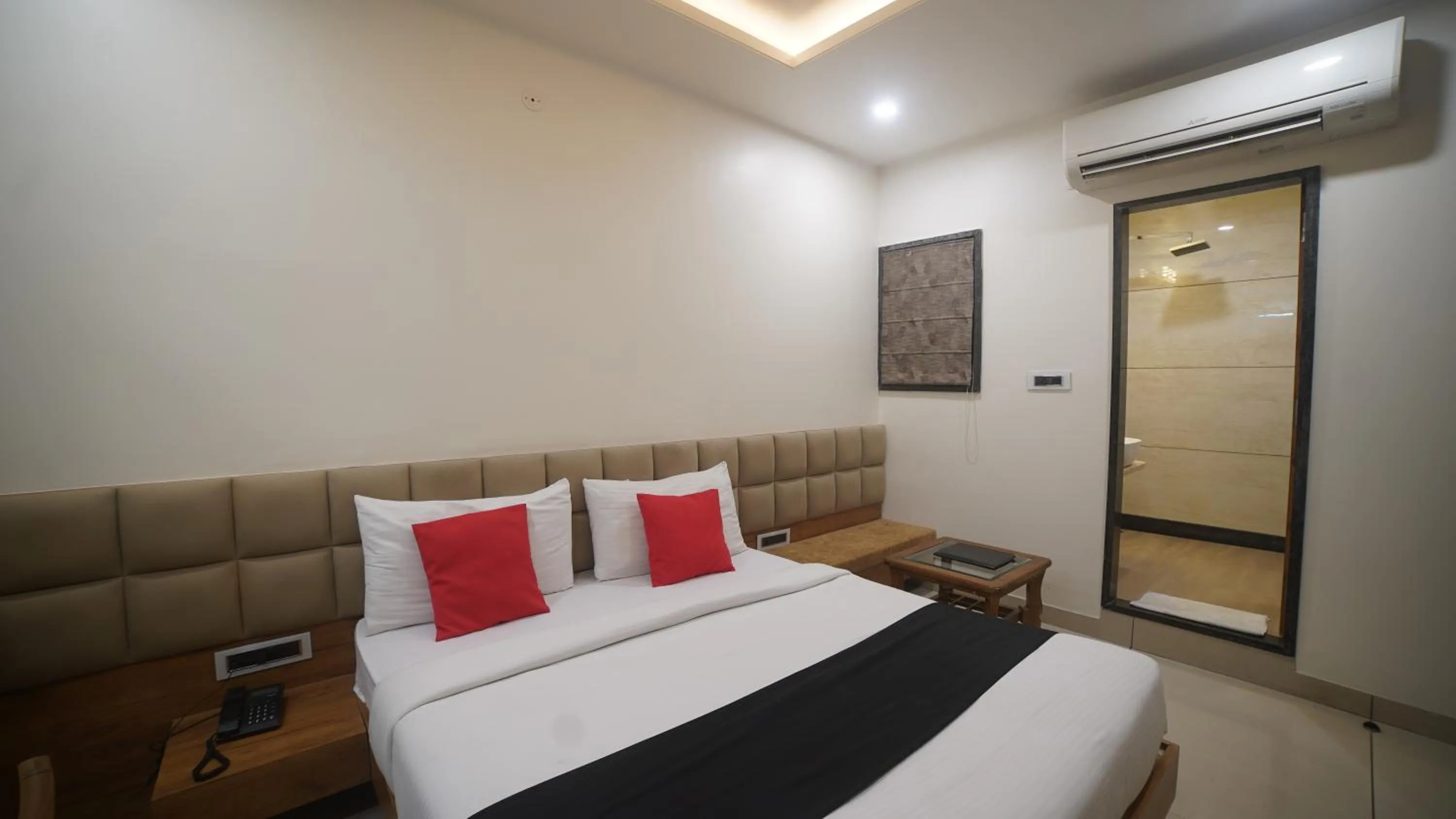 Photo of the whole room, Bed in Jewel Palace, Bhopal