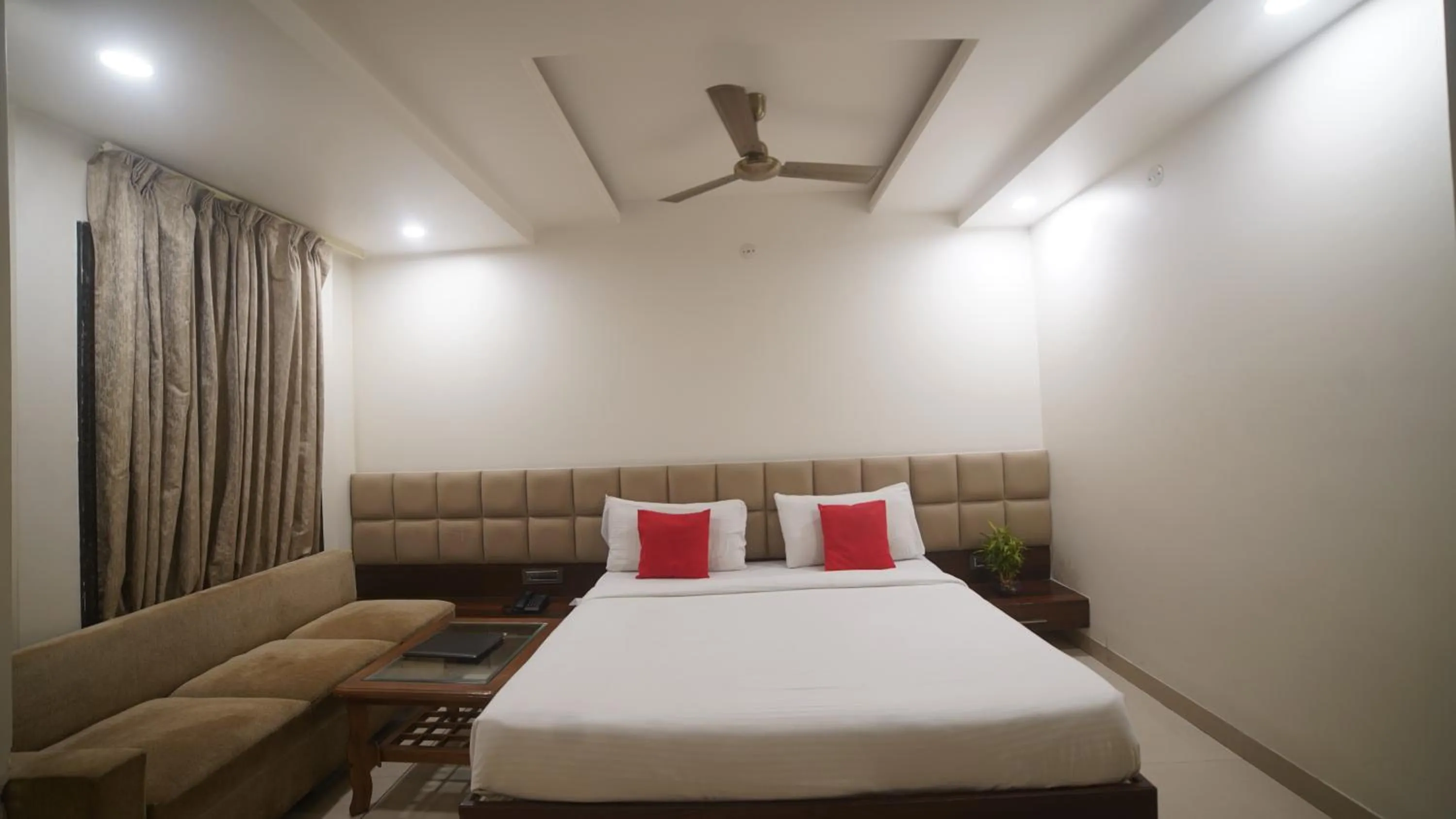 Photo of the whole room, Bed in Jewel Palace, Bhopal