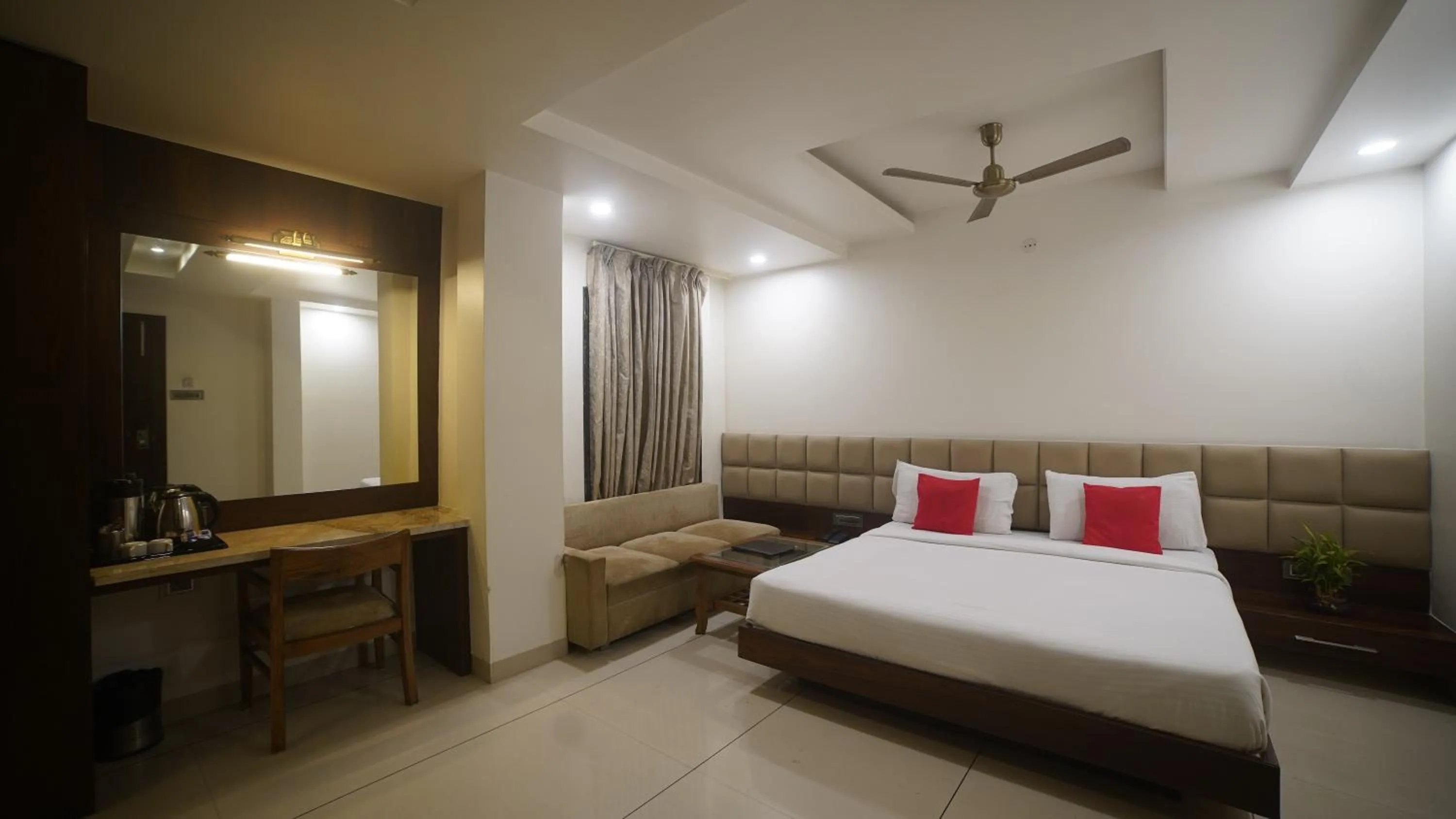 Photo of the whole room, Bed in Jewel Palace, Bhopal