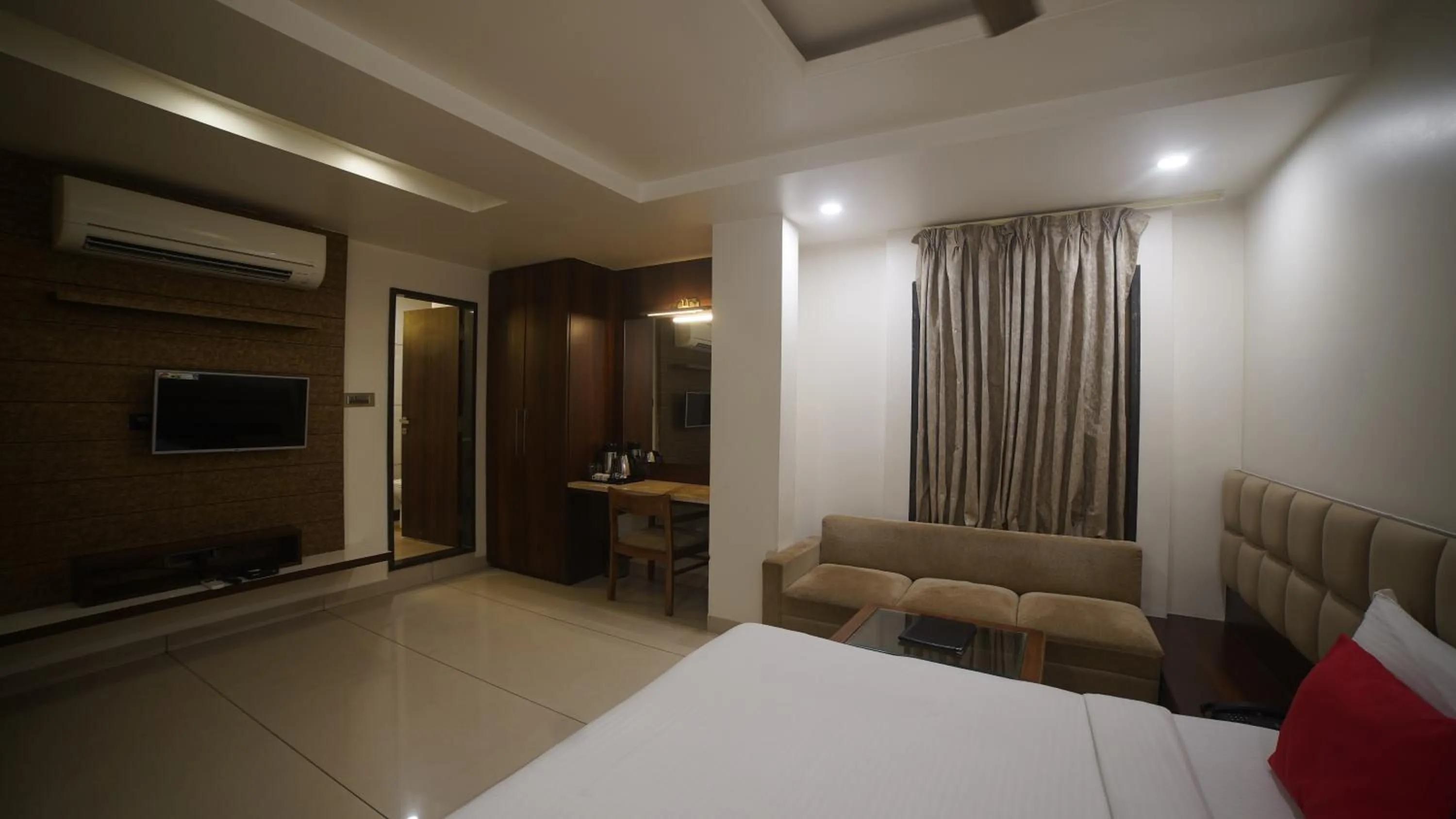 Photo of the whole room, Bed in Jewel Palace, Bhopal